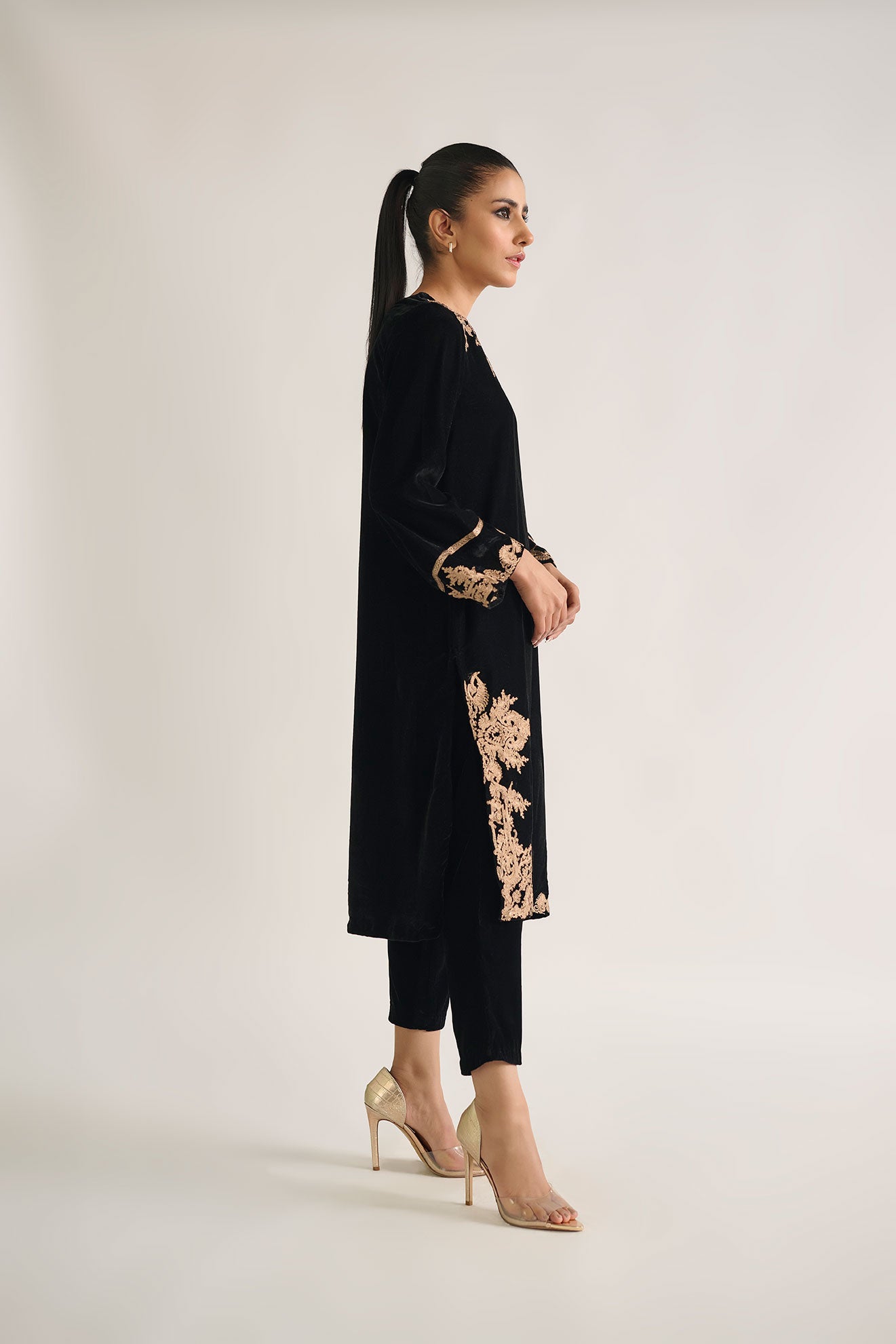 Da-1700 Black Embroidered Kurta