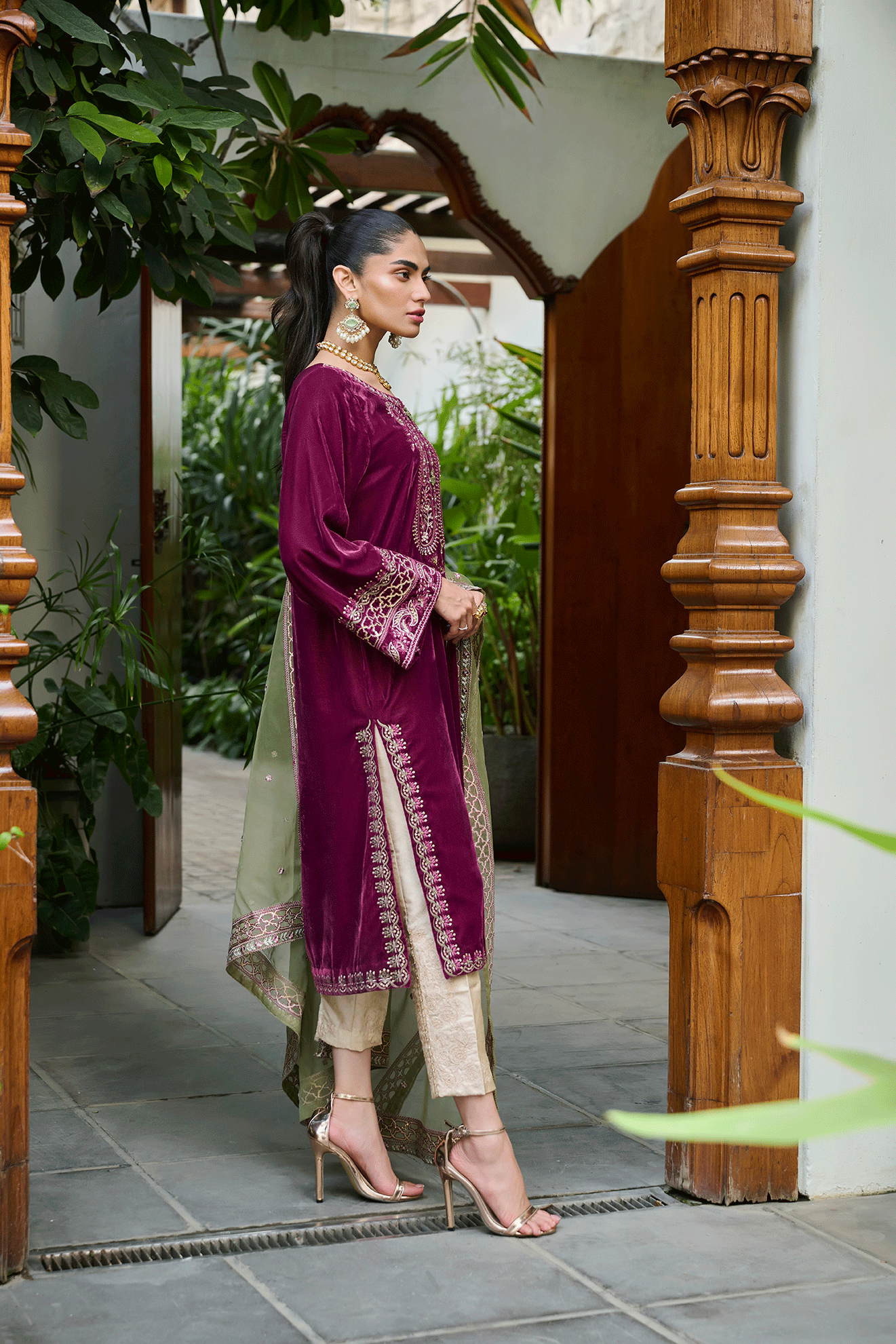 Da-2274 Purple Embroidered Kurta With Dupatta