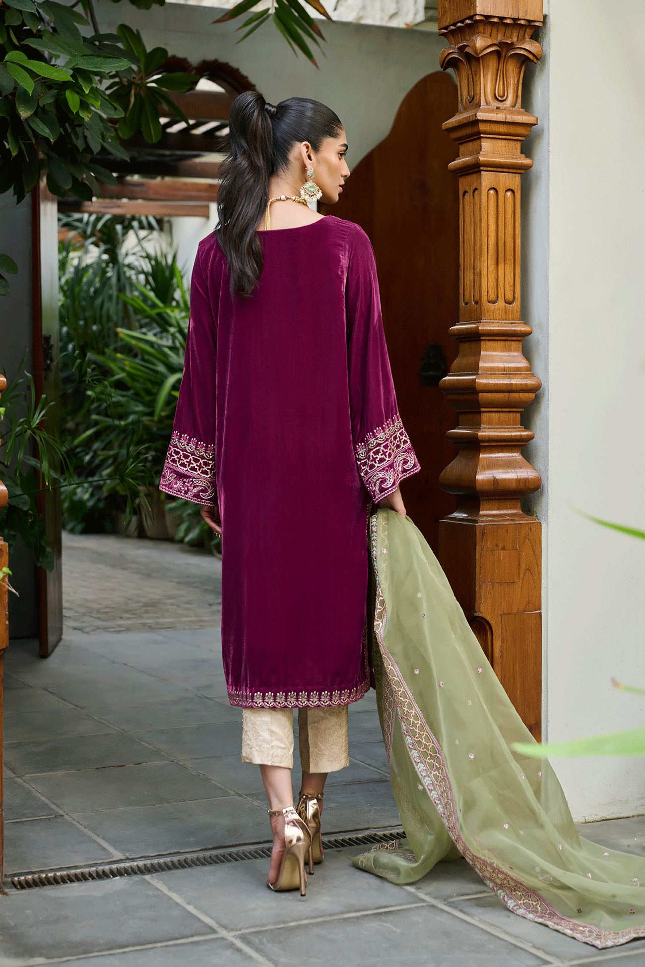 Da-2274 Purple Embroidered Kurta With Dupatta