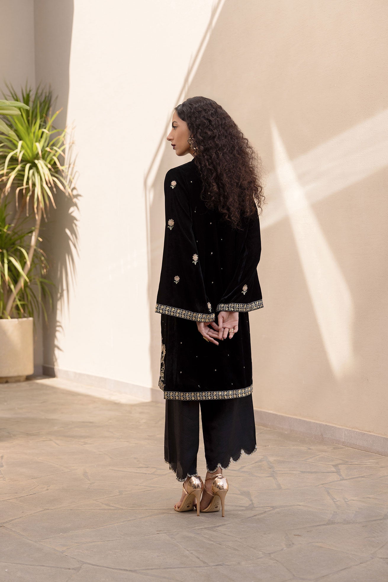 Fw24Da-2619 Black 2Pcs Embroidered Kurta With Trouser