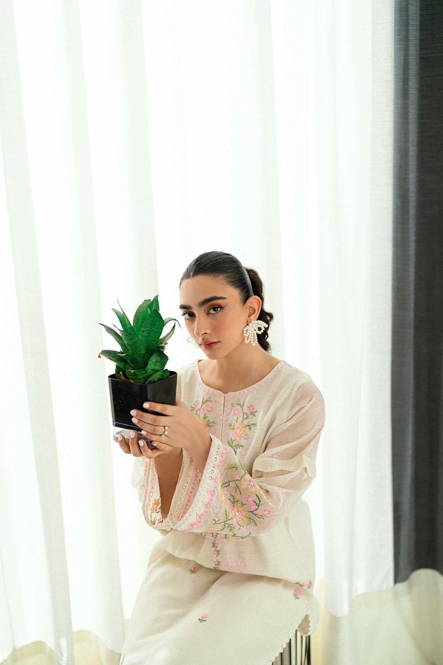 SS25DA-2732 OFF-WHITE  2PCS EMBROIDERED KURTA WITH TROUSER