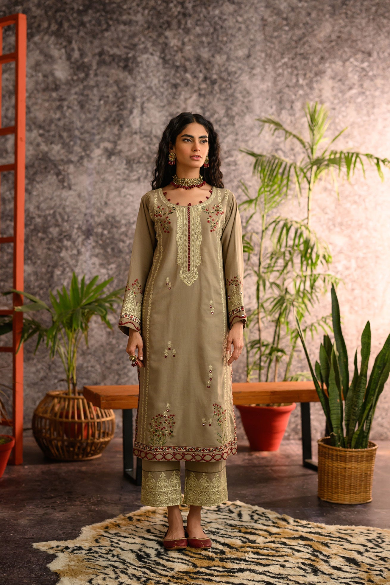 https://cdn.shopify.com/s/files/1/0587/3080/7460/products/DC-2107khaddar_2.jpg?v=1736415216