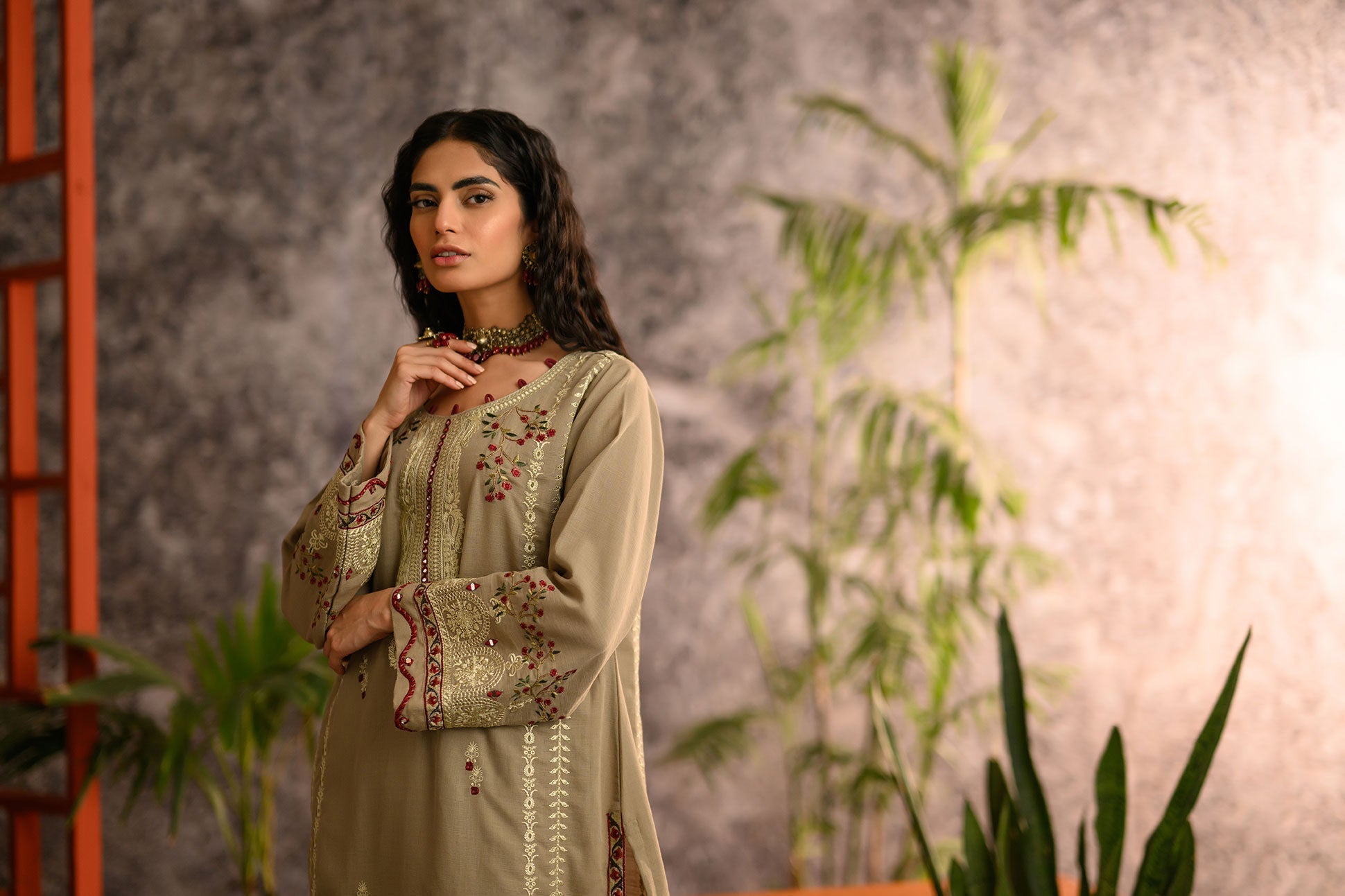 https://cdn.shopify.com/s/files/1/0587/3080/7460/products/DC-2107khaddar_5.jpg?v=1736415217