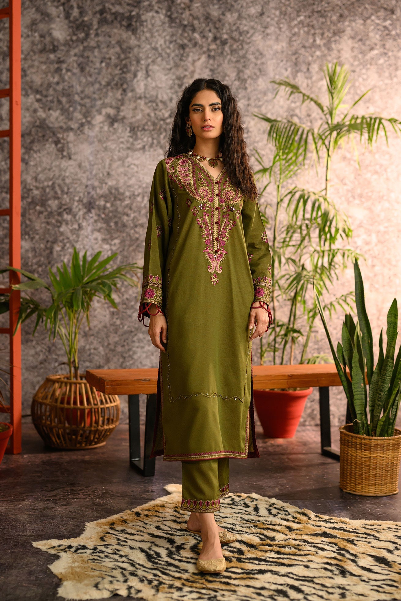 https://cdn.shopify.com/s/files/1/0587/3080/7460/products/DC-2109karandi_3.jpg?v=1736415221