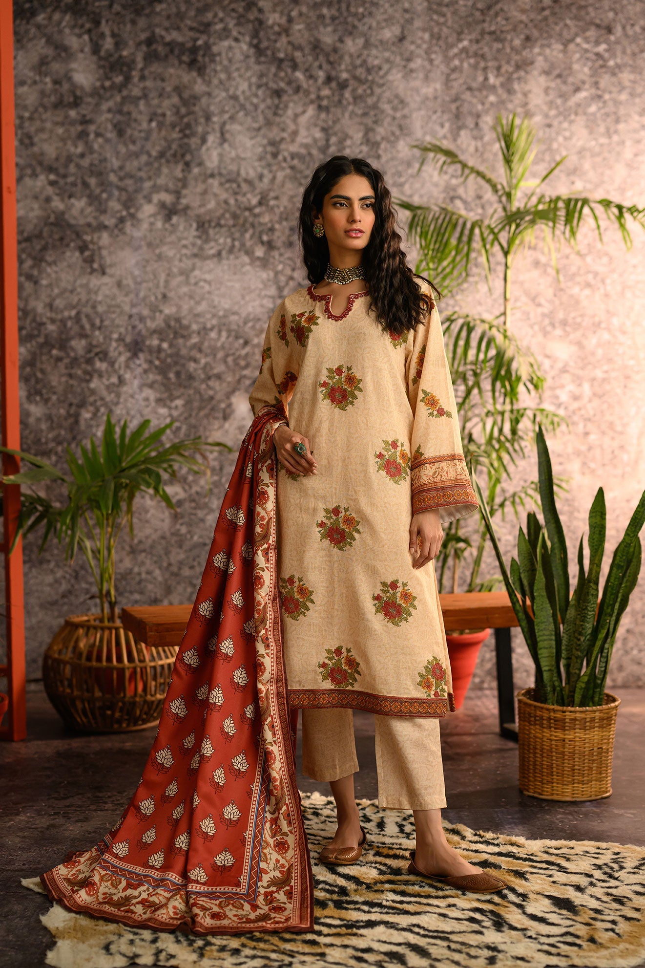 https://cdn.shopify.com/s/files/1/0587/3080/7460/products/DC-2111khaddar_2.jpg?v=1736415228