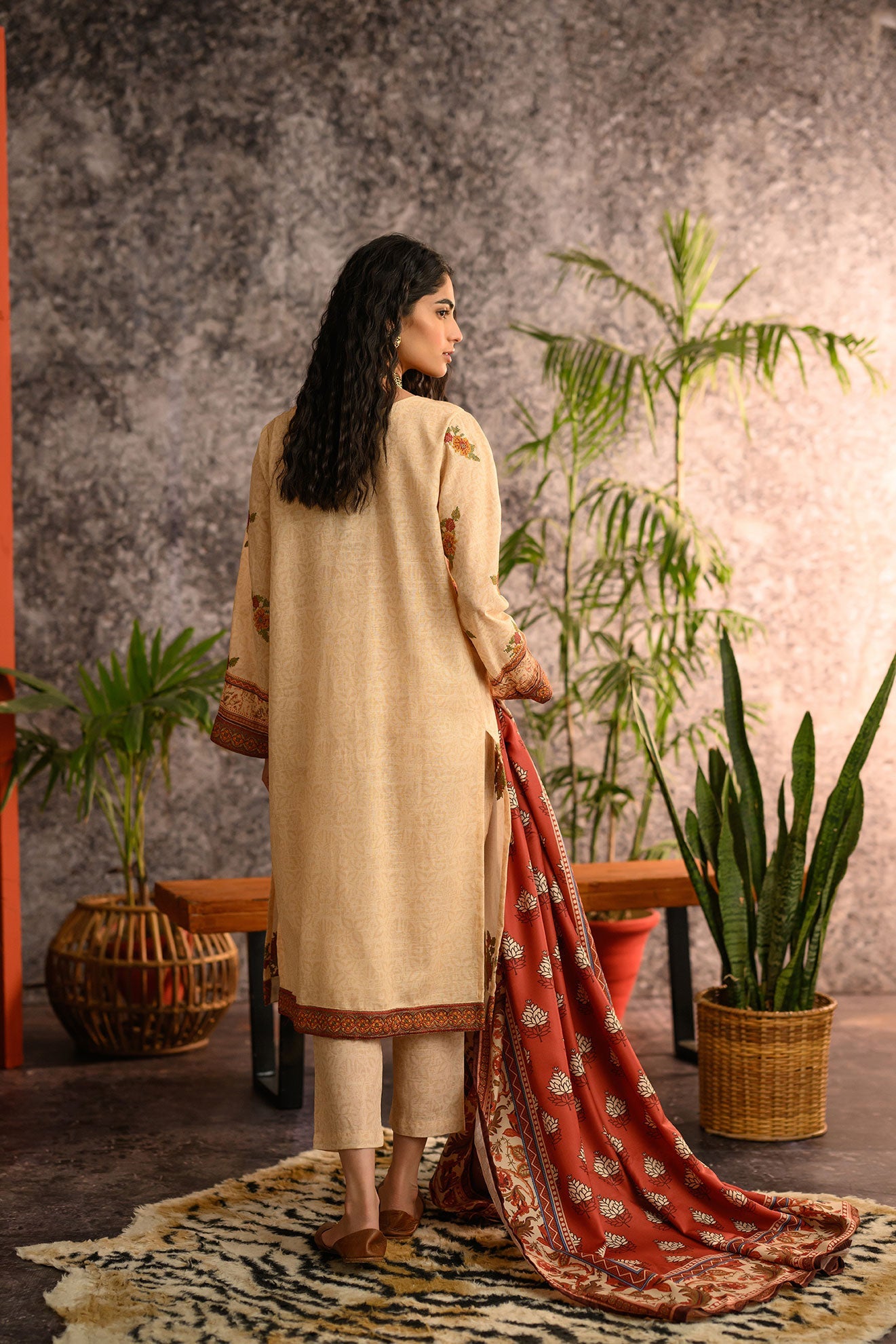 https://cdn.shopify.com/s/files/1/0587/3080/7460/products/DC-2111khaddar_4.jpg?v=1736415229
