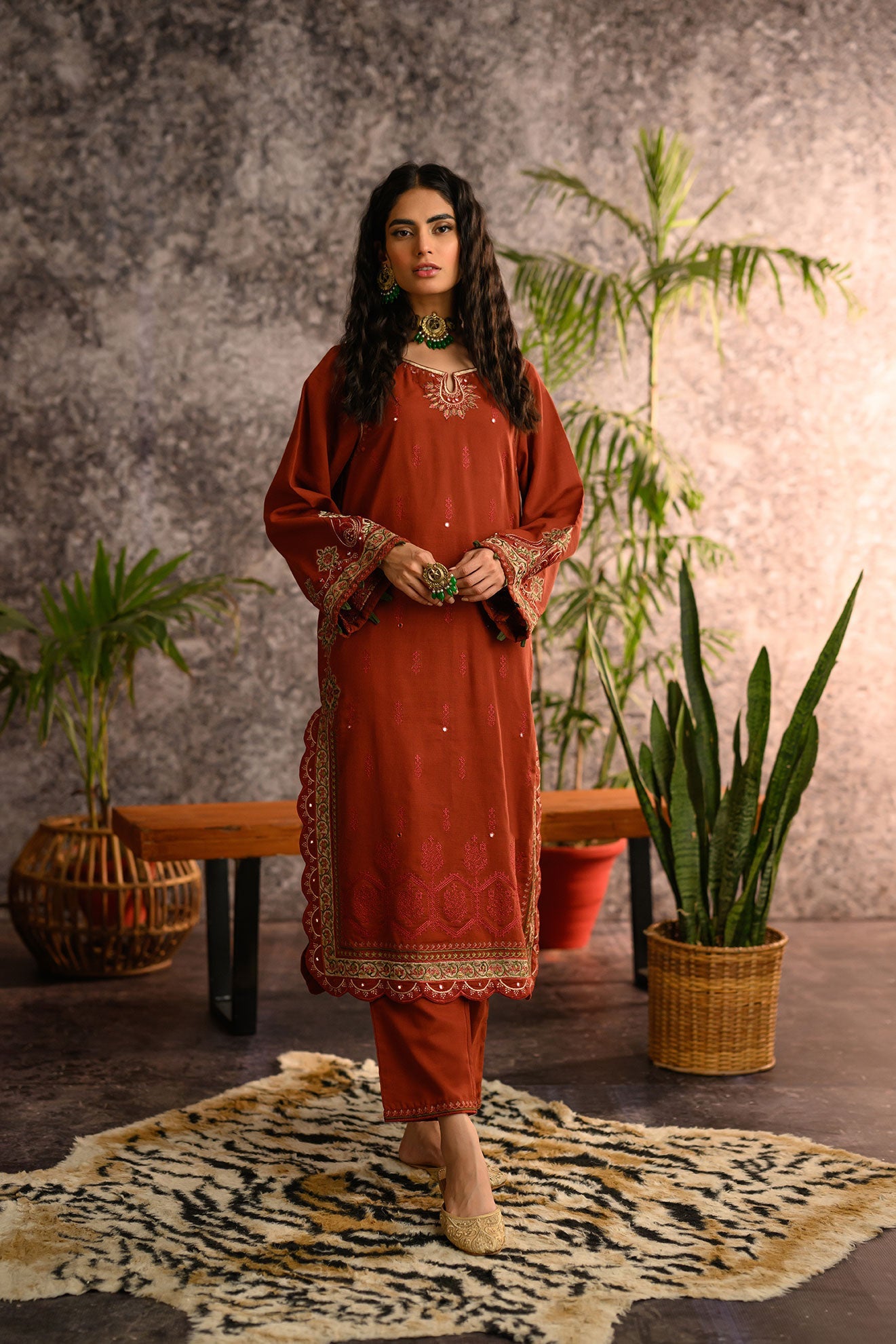 https://cdn.shopify.com/s/files/1/0587/3080/7460/products/DC-2112khaddar_2.jpg?v=1736415215