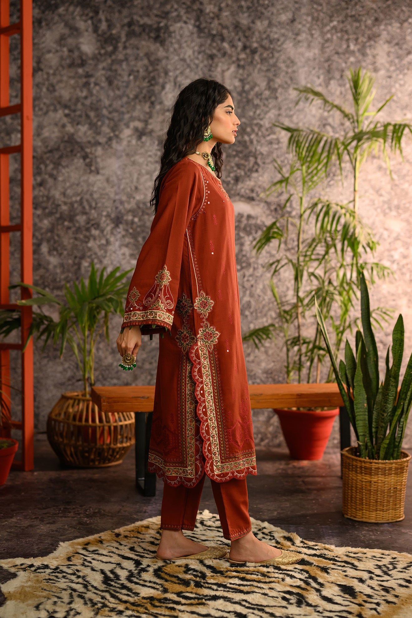https://cdn.shopify.com/s/files/1/0587/3080/7460/products/DC-2112khaddar_3.jpg?v=1736415216