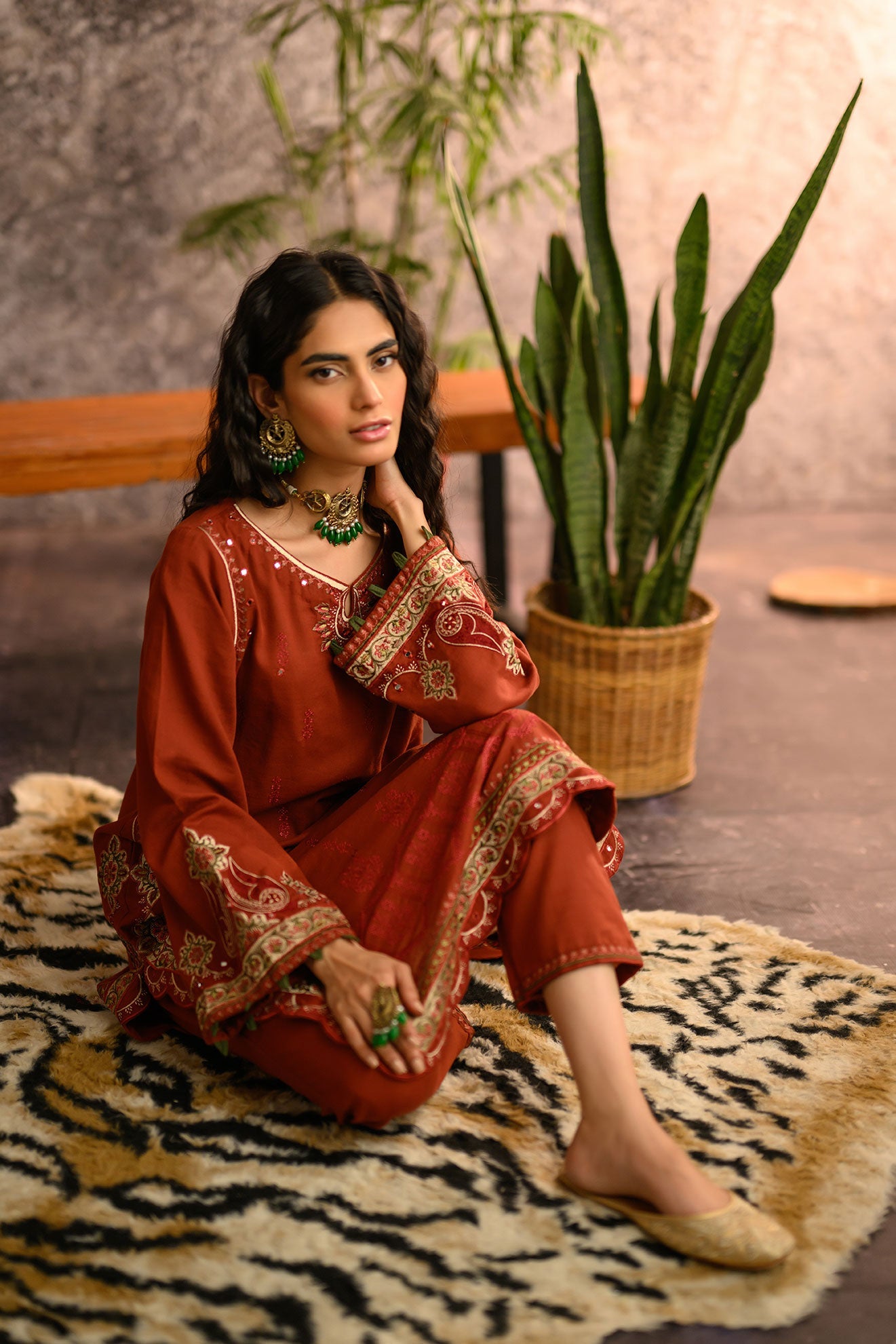 https://cdn.shopify.com/s/files/1/0587/3080/7460/products/DC-2112khaddar_6.jpg?v=1736415215
