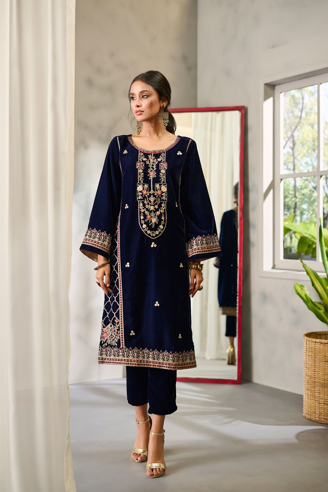 https://cdn.shopify.com/s/files/1/0587/3080/7460/products/DHANAK-VELVET-222318.jpg?v=1736415276