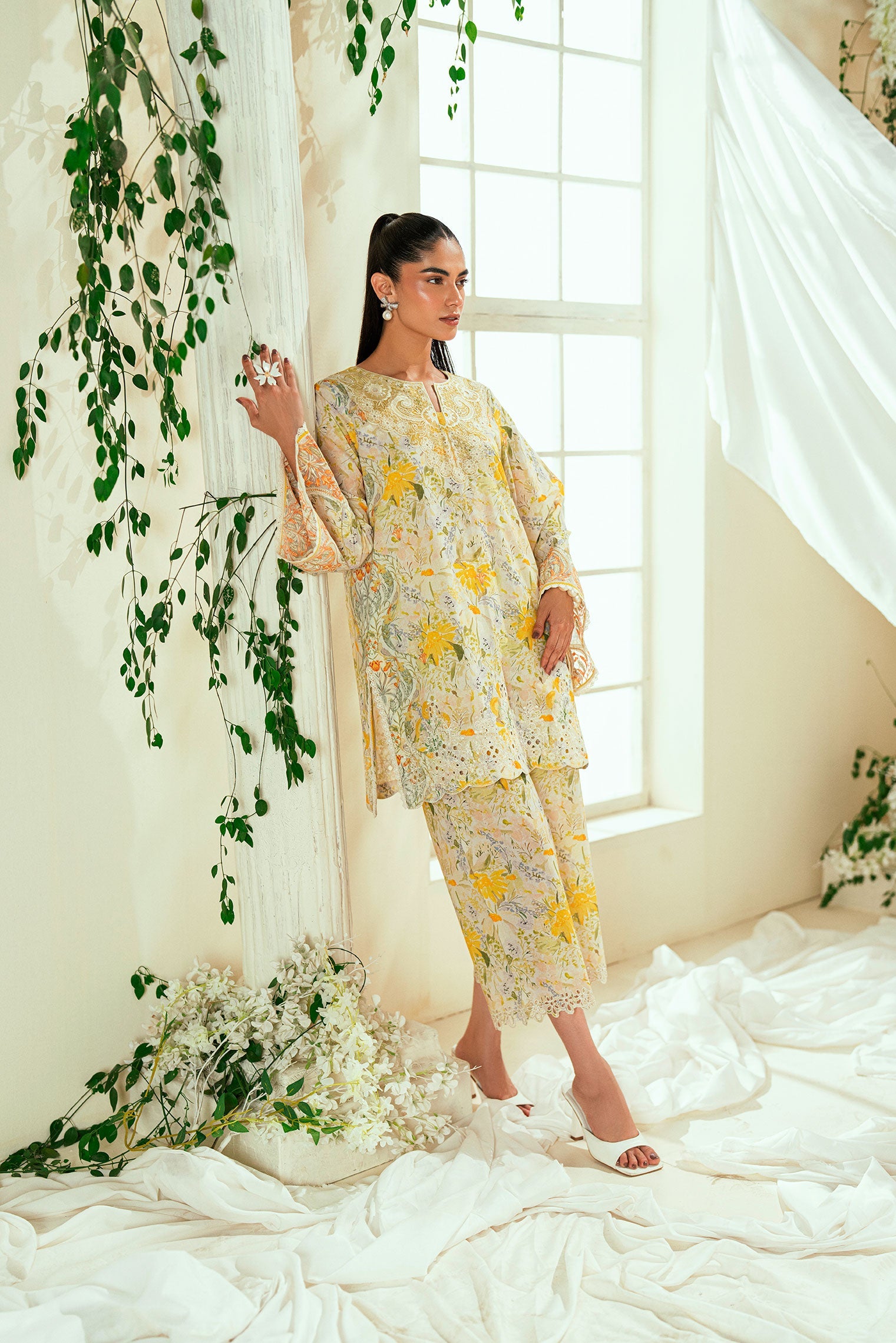SS25DC-2548 OFF-WHITE LAWN 2PCS EMBROIDERED KURTA WITH TROUSER