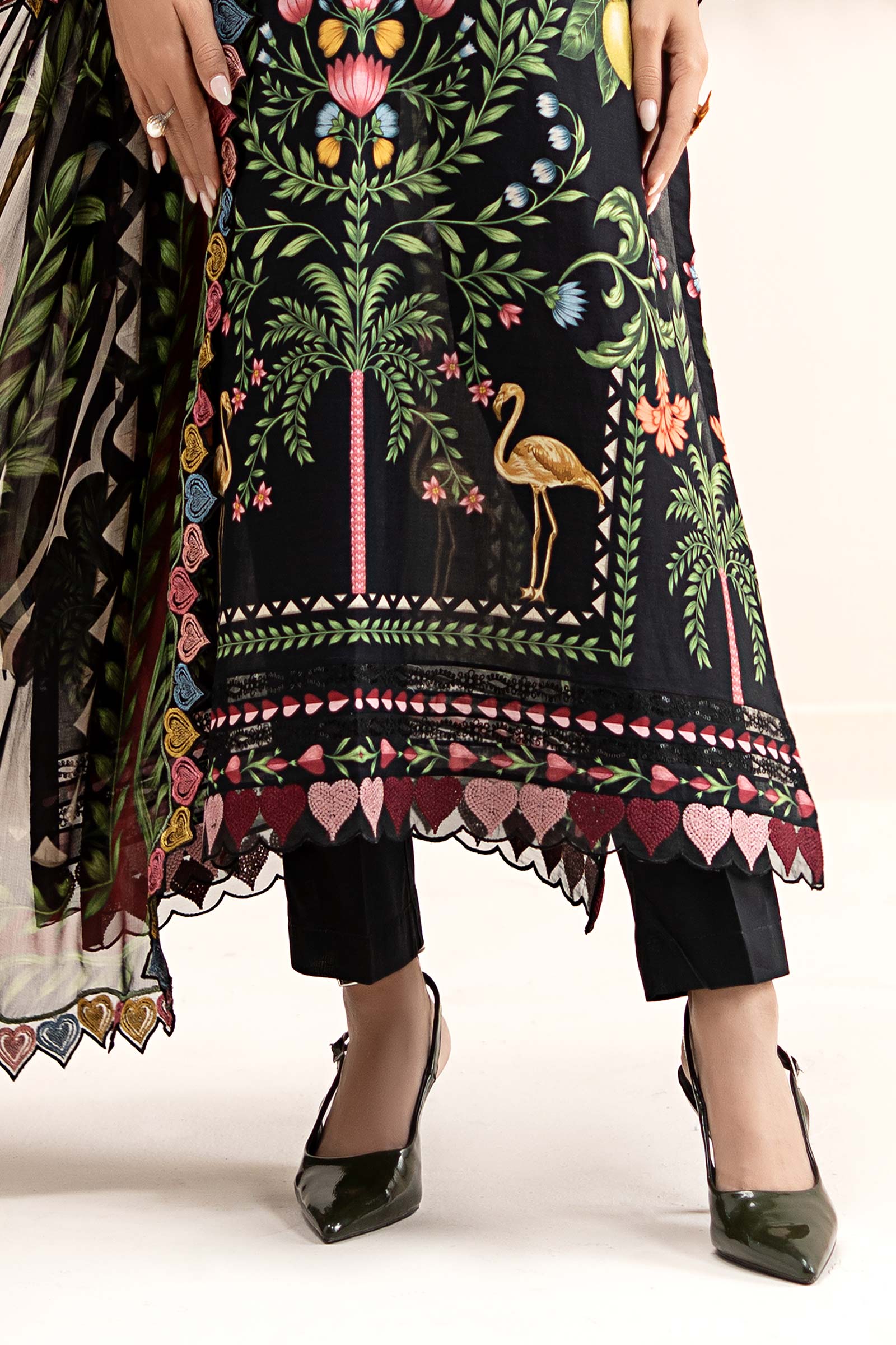 https://cdn.shopify.com/s/files/1/0620/8788/9062/files/DW_EA26_16_BLACK_Closeup_H.jpg?v=1781527897