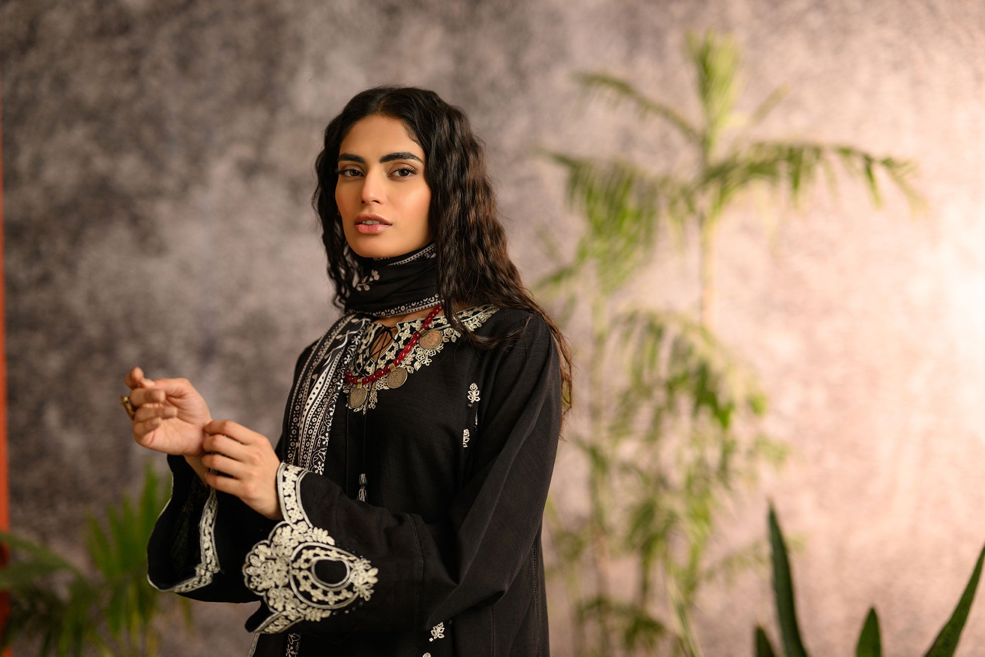 https://cdn.shopify.com/s/files/1/0587/3080/7460/products/Dc-3017khaddar_1.jpg?v=1736415225