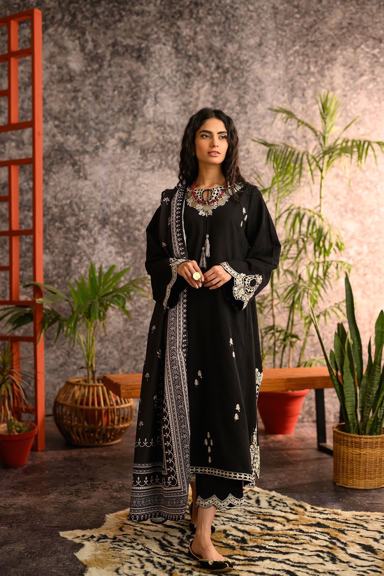 https://cdn.shopify.com/s/files/1/0587/3080/7460/products/Dc-3017khaddar_2.jpg?v=1736415224