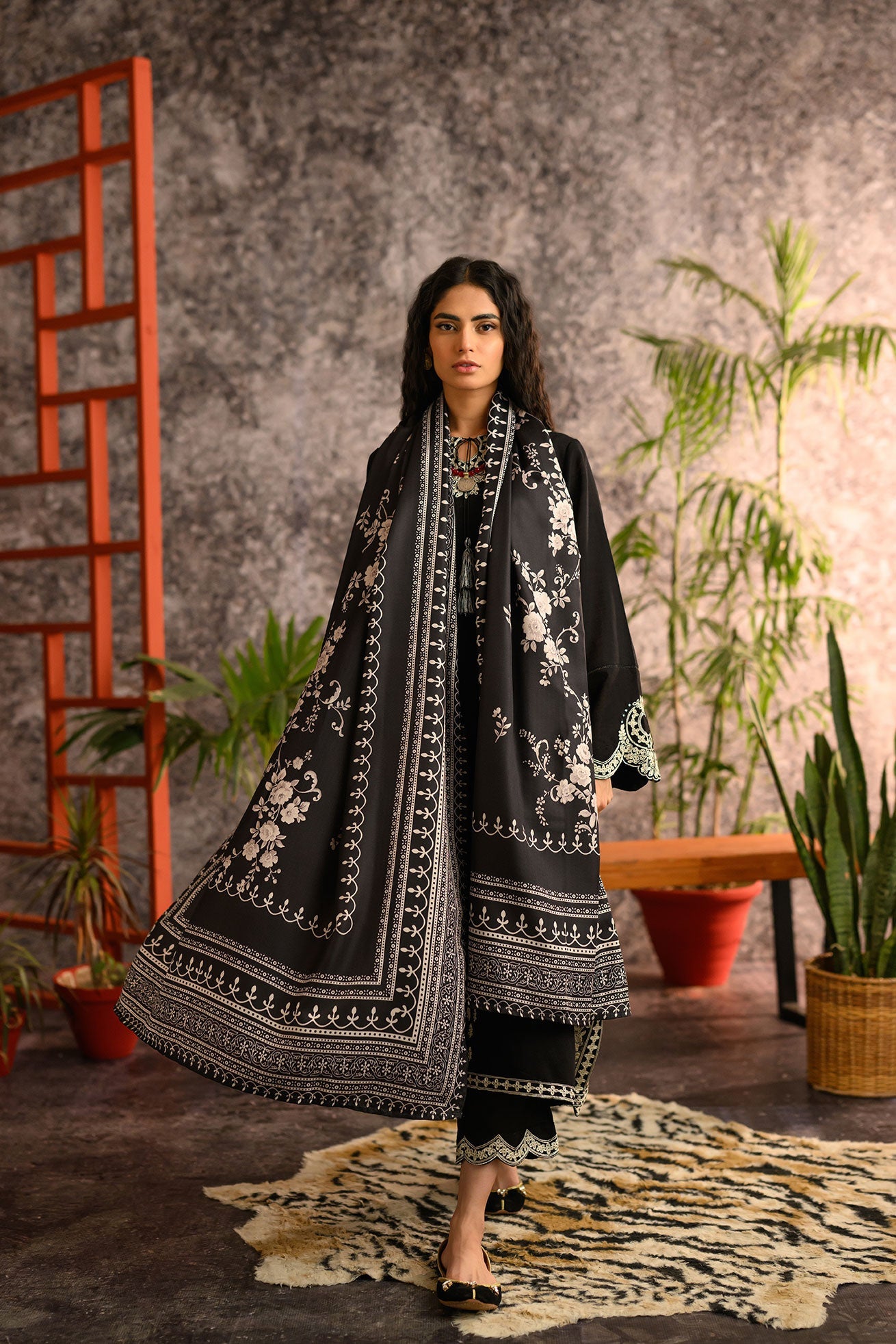 https://cdn.shopify.com/s/files/1/0587/3080/7460/products/Dc-3017khaddar_3.jpg?v=1736415225