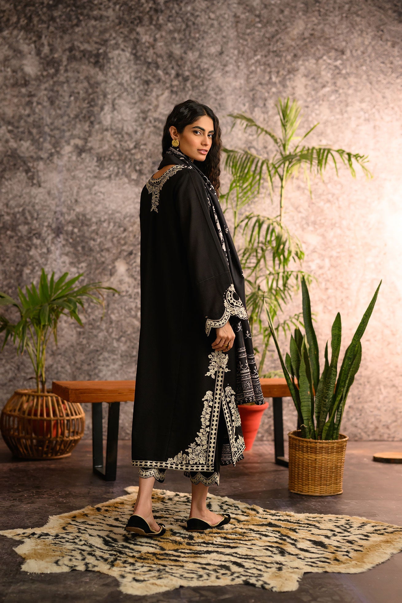 https://cdn.shopify.com/s/files/1/0587/3080/7460/products/Dc-3017khaddar_5.jpg?v=1736415225