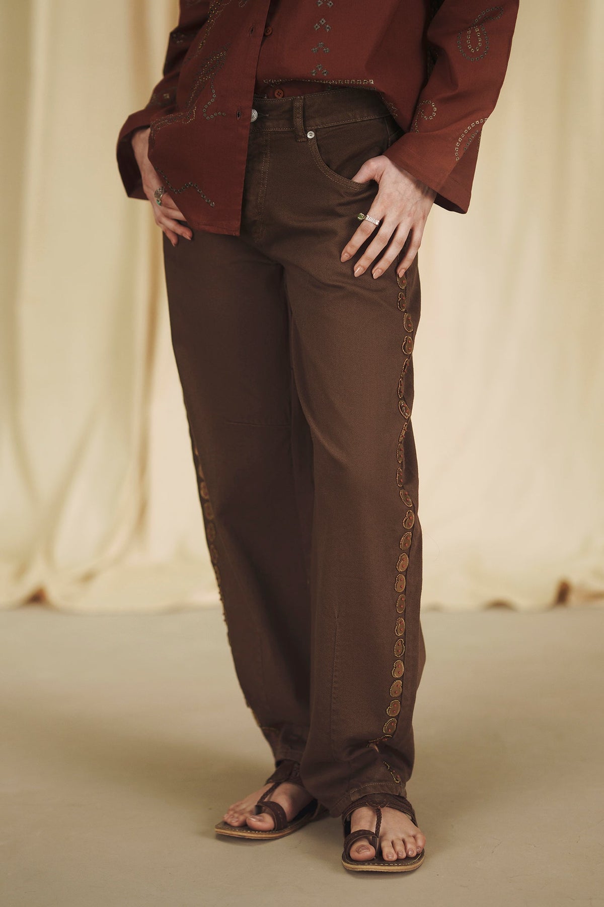 EMBROIDERED JEANS (E0221/120/821)