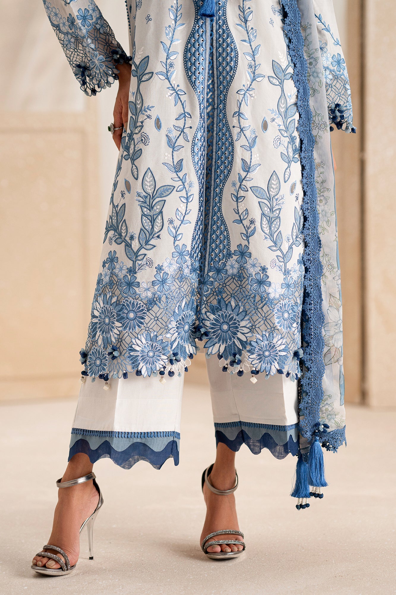 EMBROIDERED LAWN SUIT (E0541/203/003)