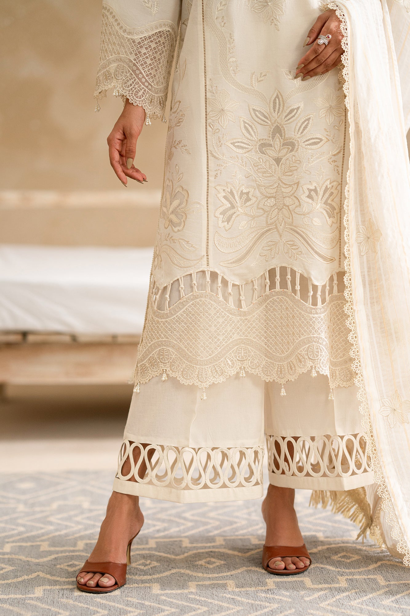 EMBROIDERED LAWN SUIT (E0544/203/005)