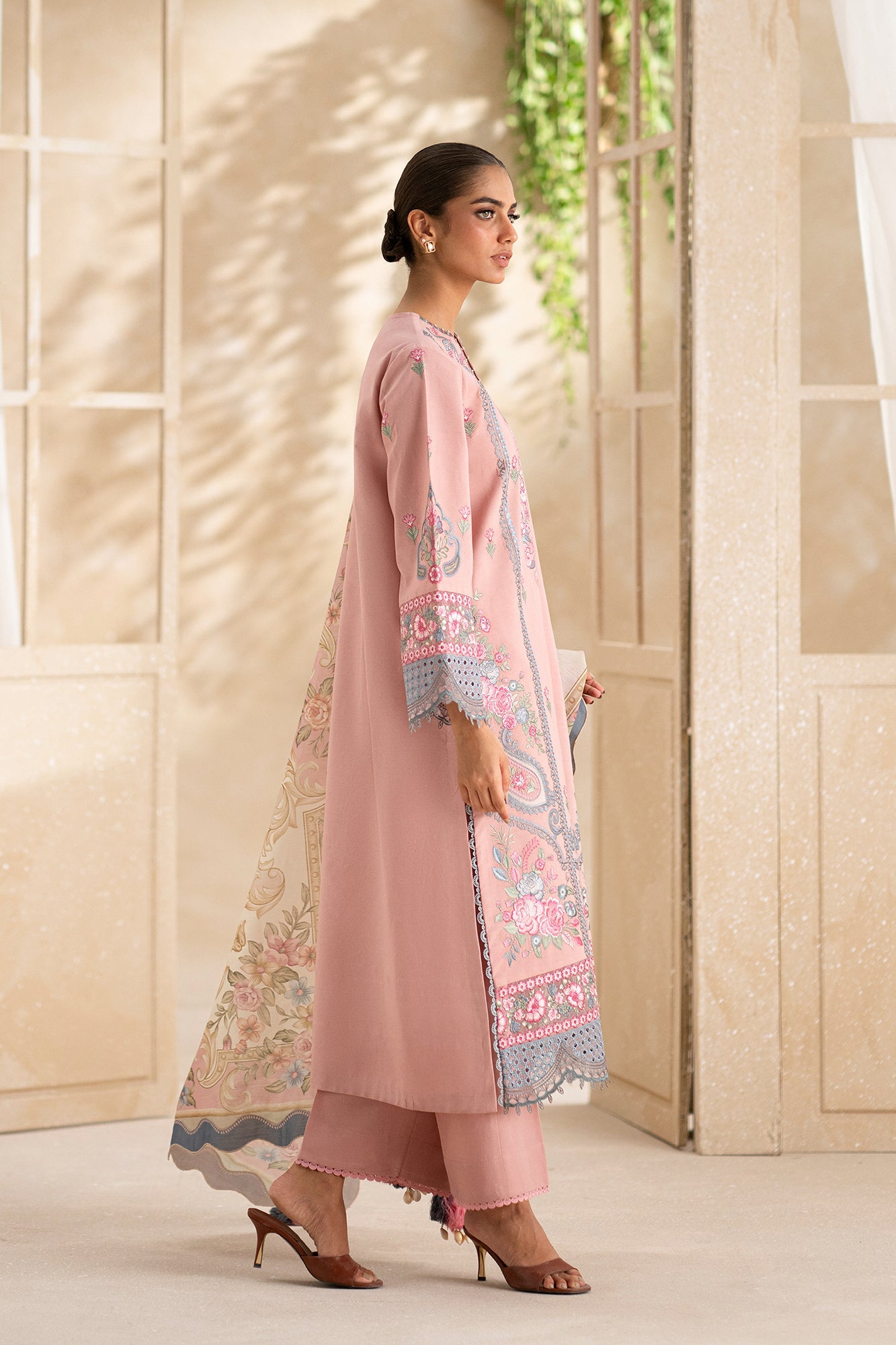 EMBROIDERED LAWN SUIT (E0551/203/327)