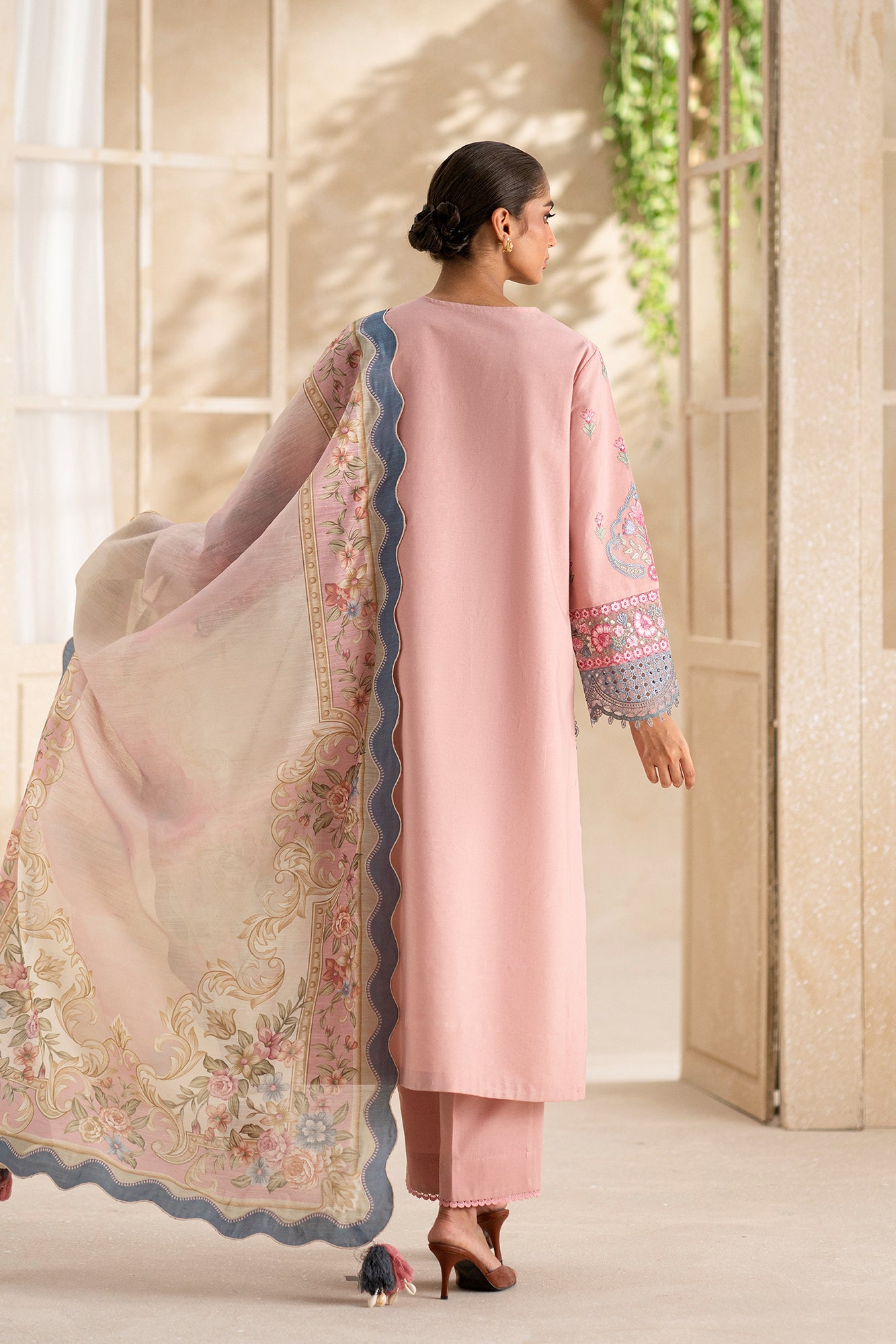 EMBROIDERED LAWN SUIT (E0551/203/327)