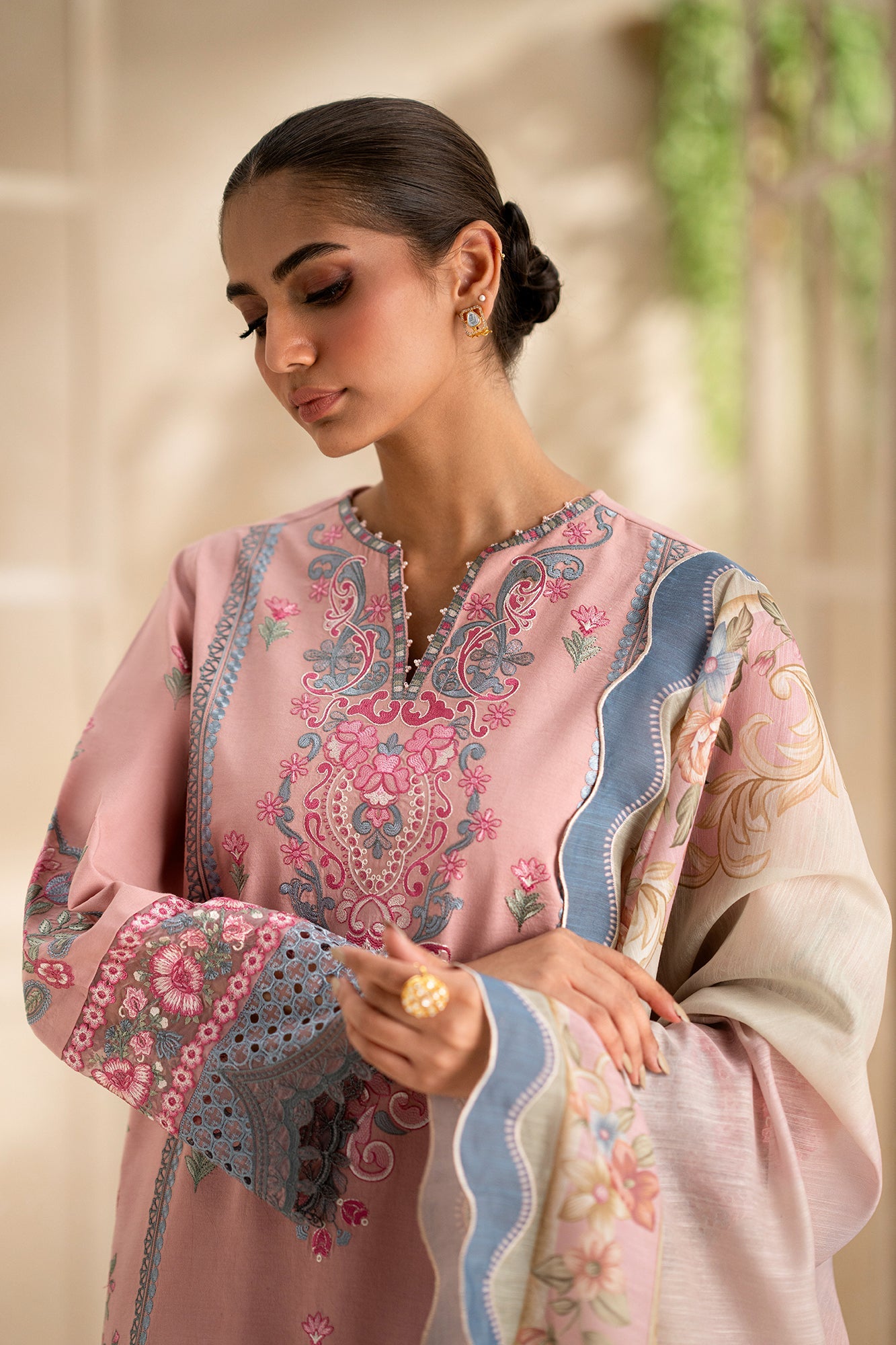EMBROIDERED LAWN SUIT (E0551/203/327)
