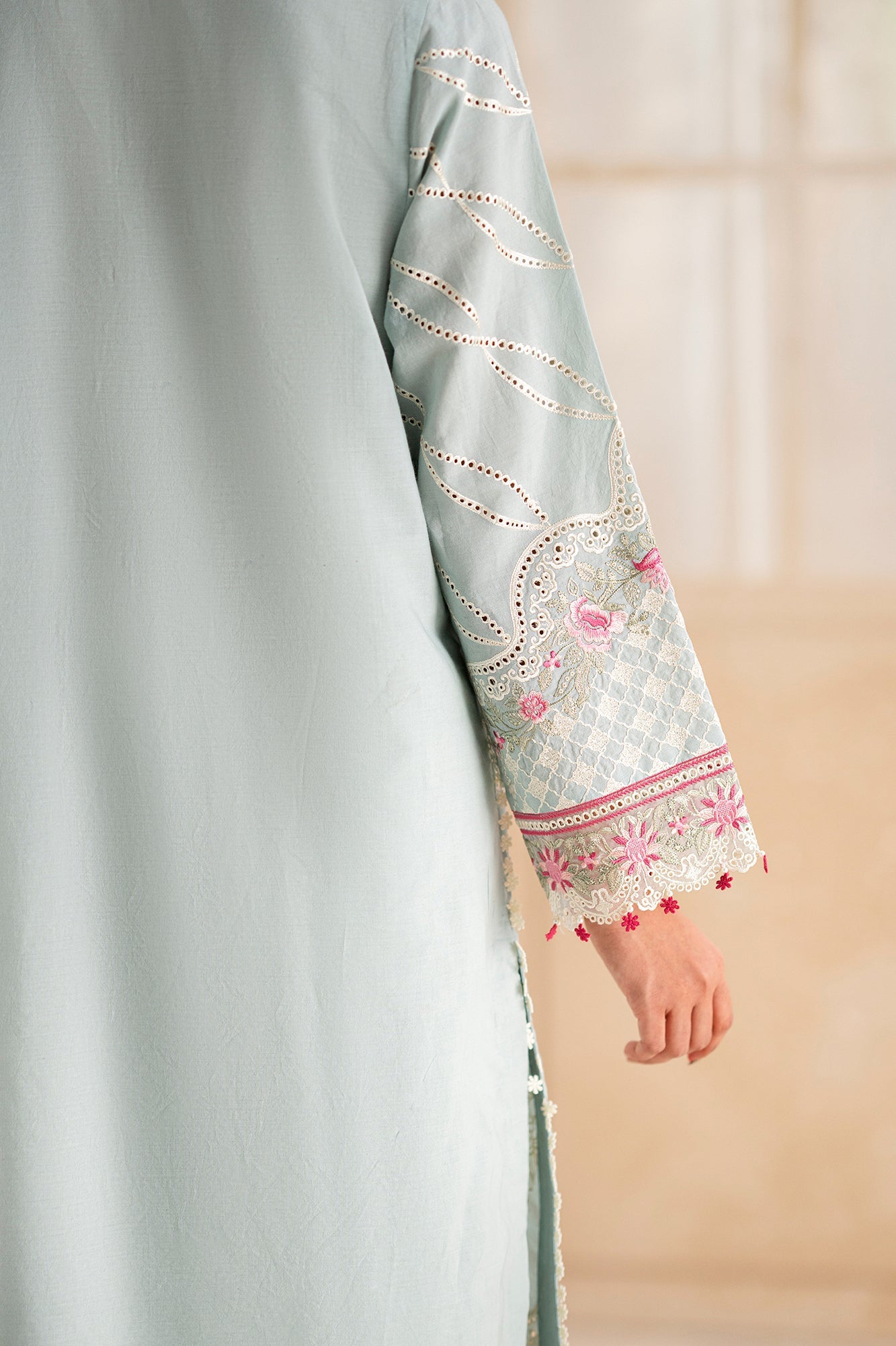EMBROIDERED LAWN SUIT (E0552/203/721)