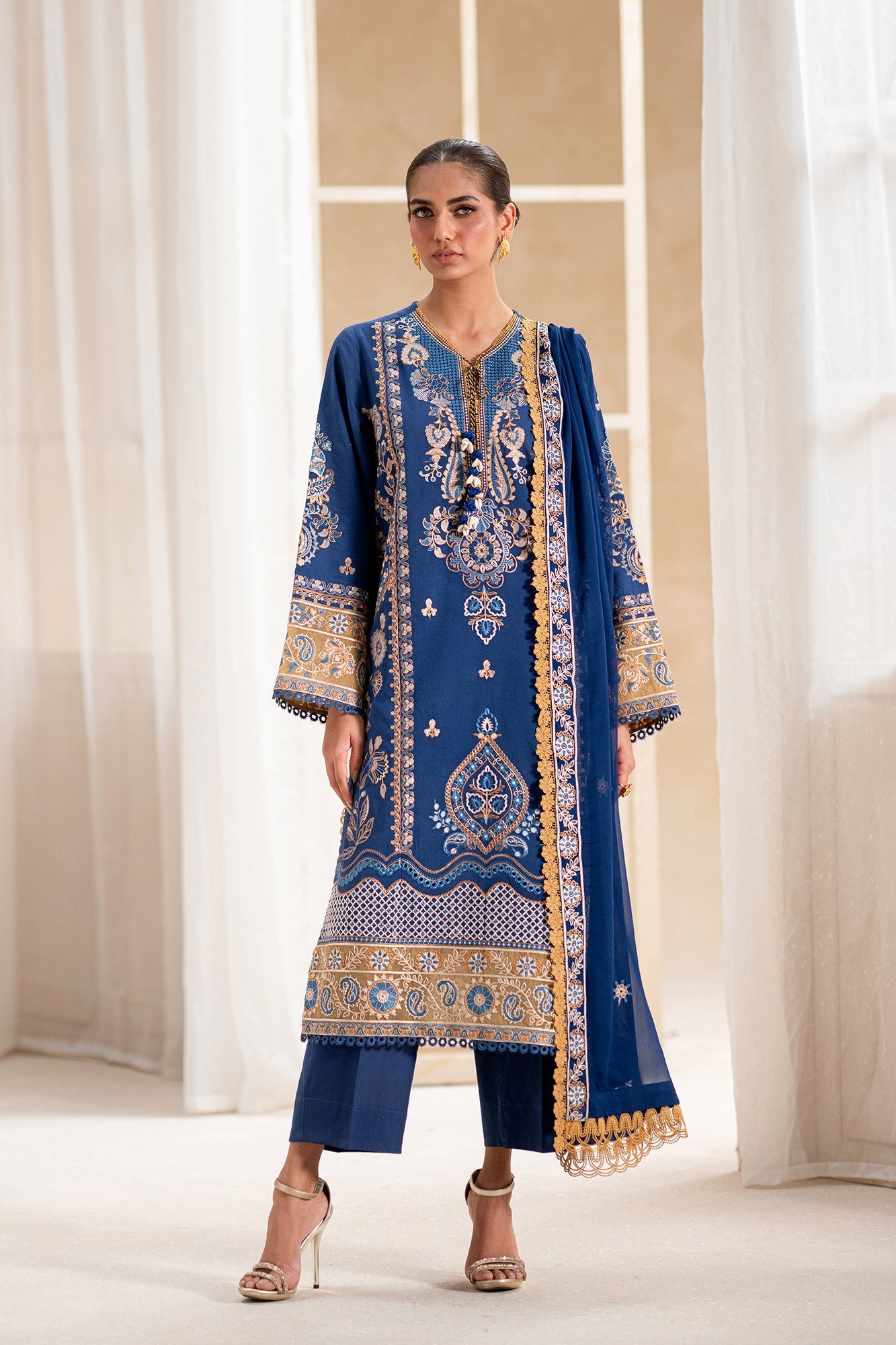 EMBROIDERED LAWN SUIT (E0556/203/619)