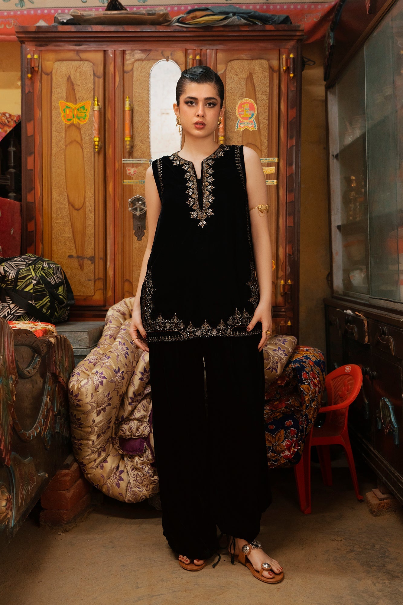 EMBROIDERED SUIT (E0663/119/902)