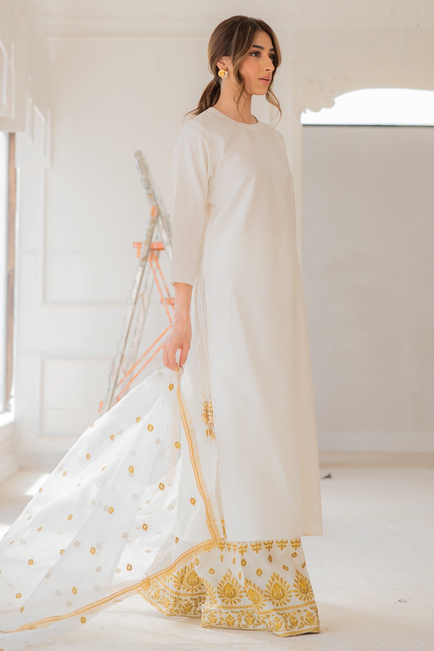 https://cdn.shopify.com/s/files/1/0568/3308/1529/files/E06650-WHT-2.jpg?v=1747217267