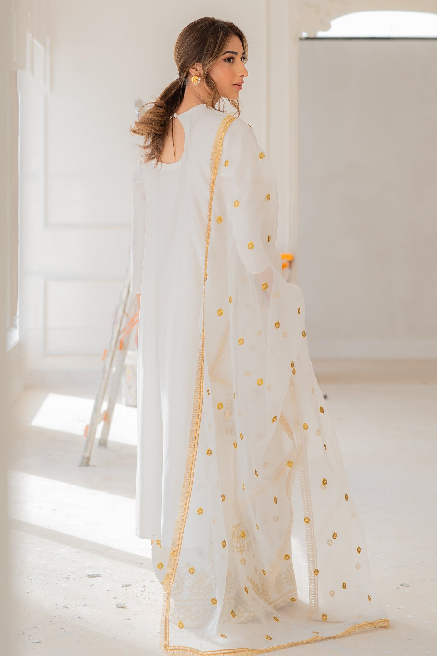https://cdn.shopify.com/s/files/1/0568/3308/1529/files/E06650-WHT-5.jpg?v=1747217263
