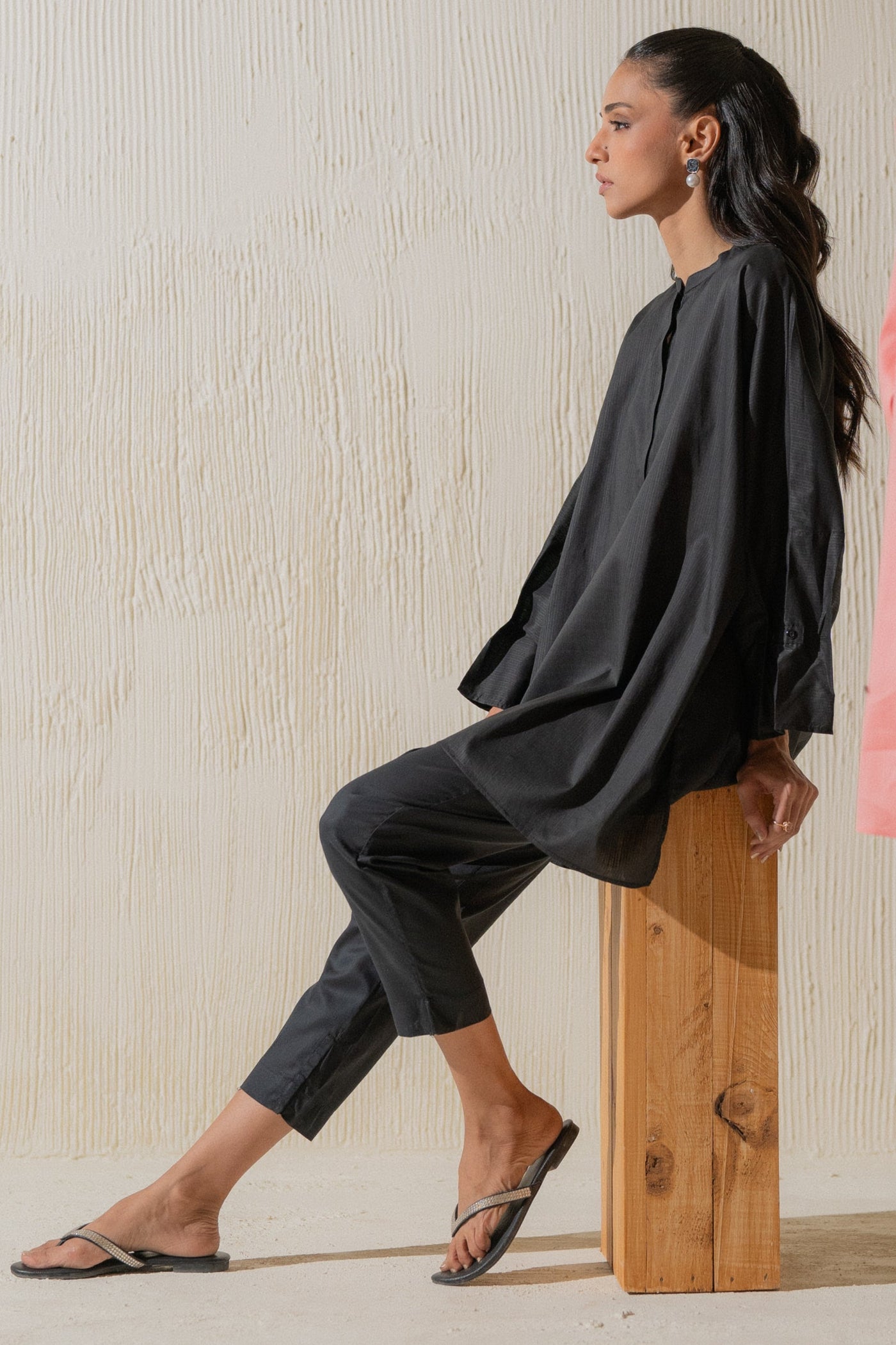 https://cdn.shopify.com/s/files/1/0568/3308/1529/files/E06797-BK0-3.jpg?v=1752834216