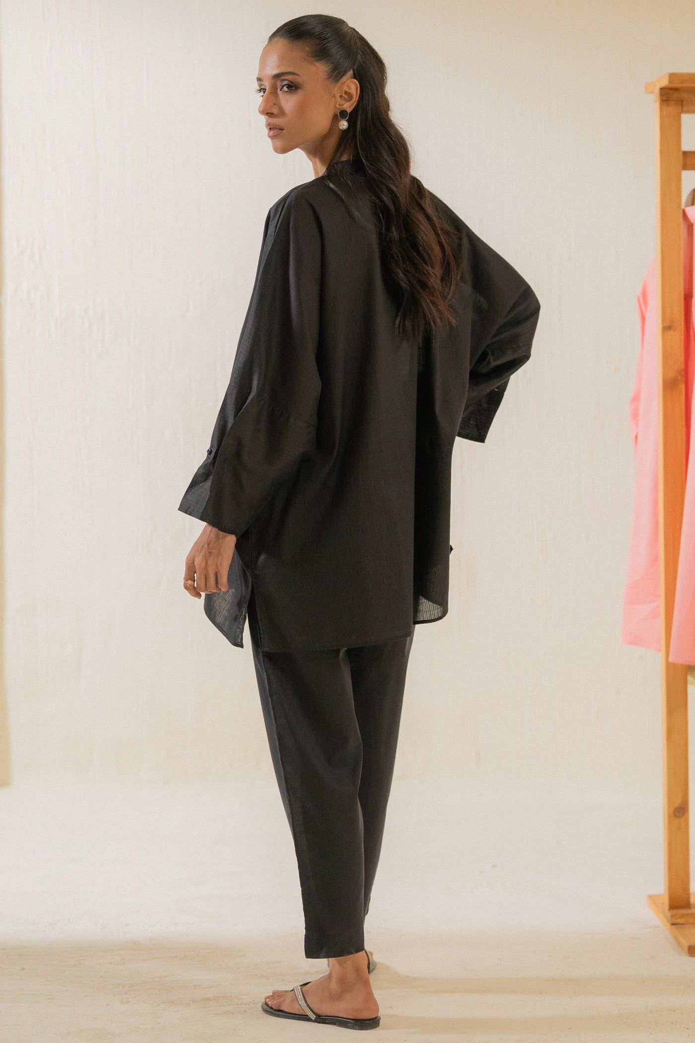 https://cdn.shopify.com/s/files/1/0568/3308/1529/files/E06797-BK0-4.jpg?v=1752834139
