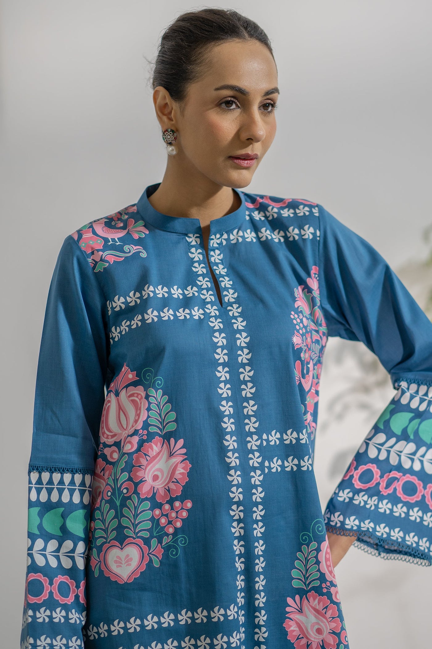 https://cdn.shopify.com/s/files/1/0568/3308/1529/files/E06835-BL0-2.jpg?v=1754560443