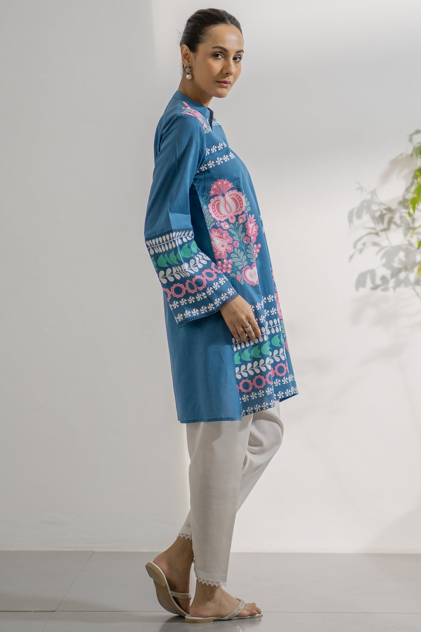 https://cdn.shopify.com/s/files/1/0568/3308/1529/files/E06835-BL0-3.jpg?v=1754560444