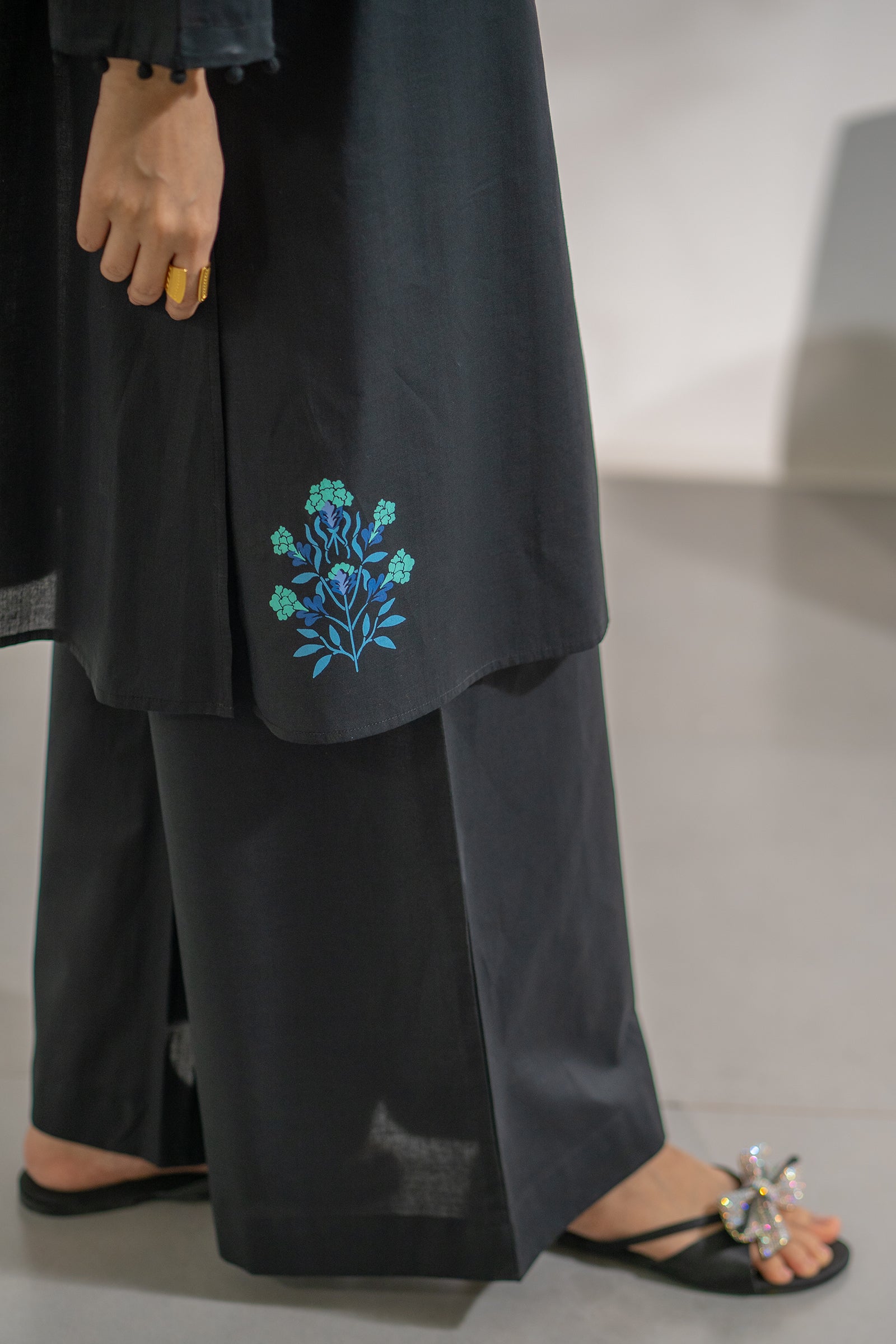 https://cdn.shopify.com/s/files/1/0568/3308/1529/files/E06847-BK0_2e4b5d32-6e05-49e7-aac3-161d4f451674.jpg?v=1753947219