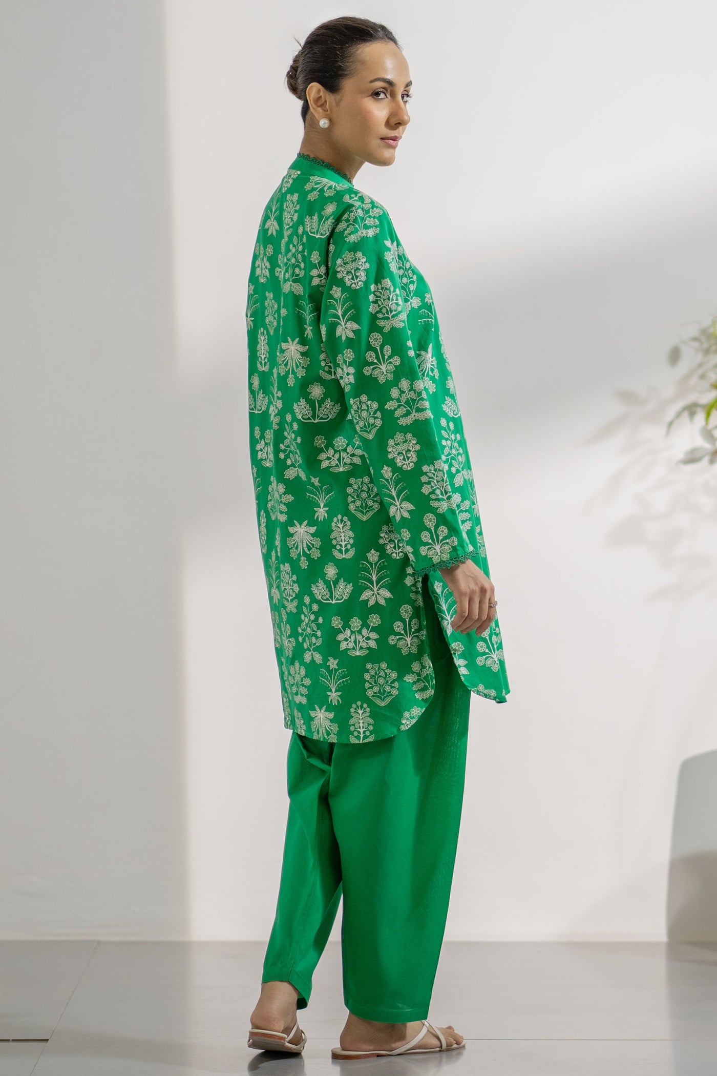 https://cdn.shopify.com/s/files/1/0568/3308/1529/files/E06852-GN0-4.jpg?v=1754560528