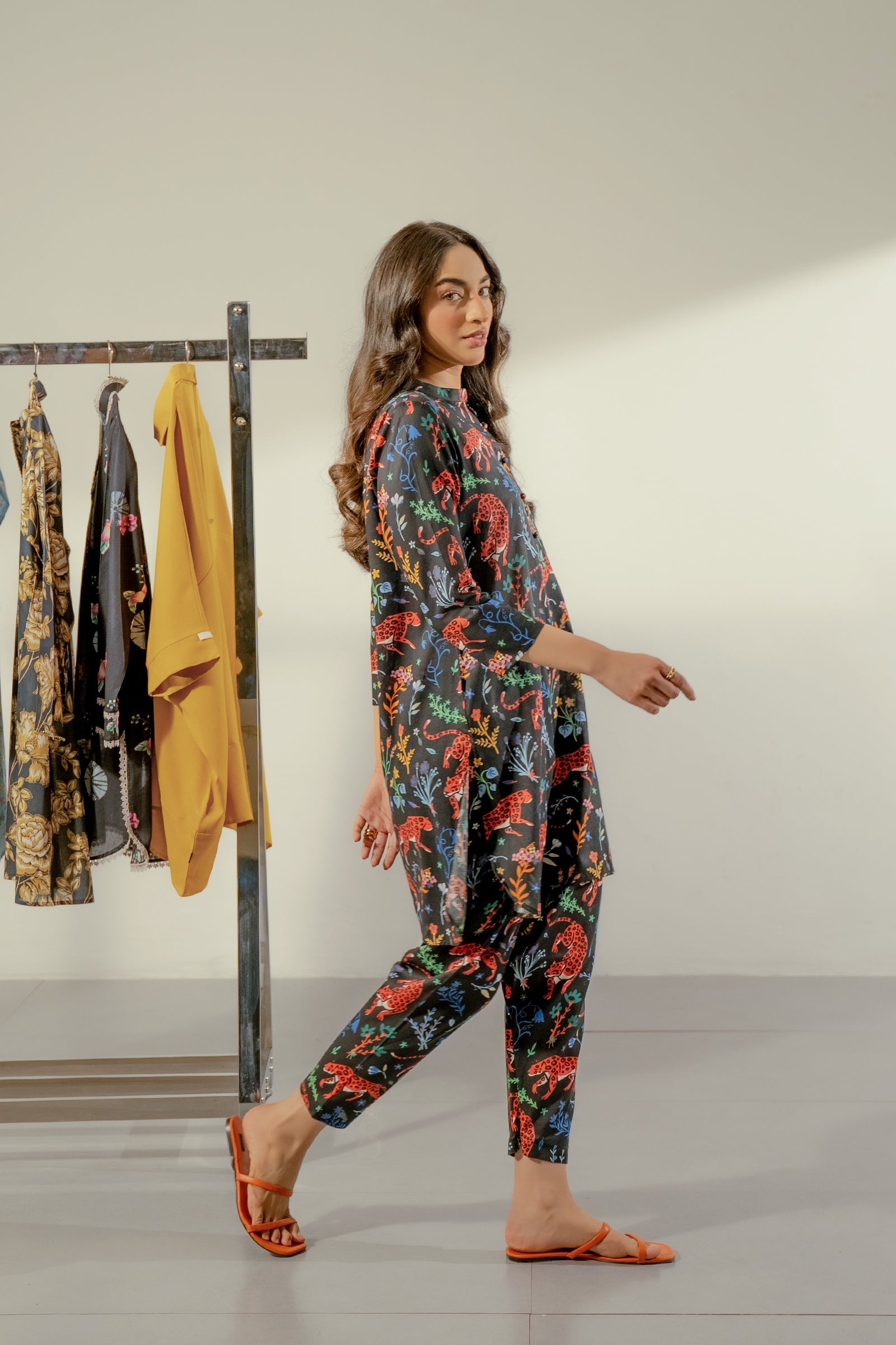 https://cdn.shopify.com/s/files/1/0568/3308/1529/files/E06854-BK0_65f22981-6649-41ce-9396-07e6ee741997.jpg?v=1762495255