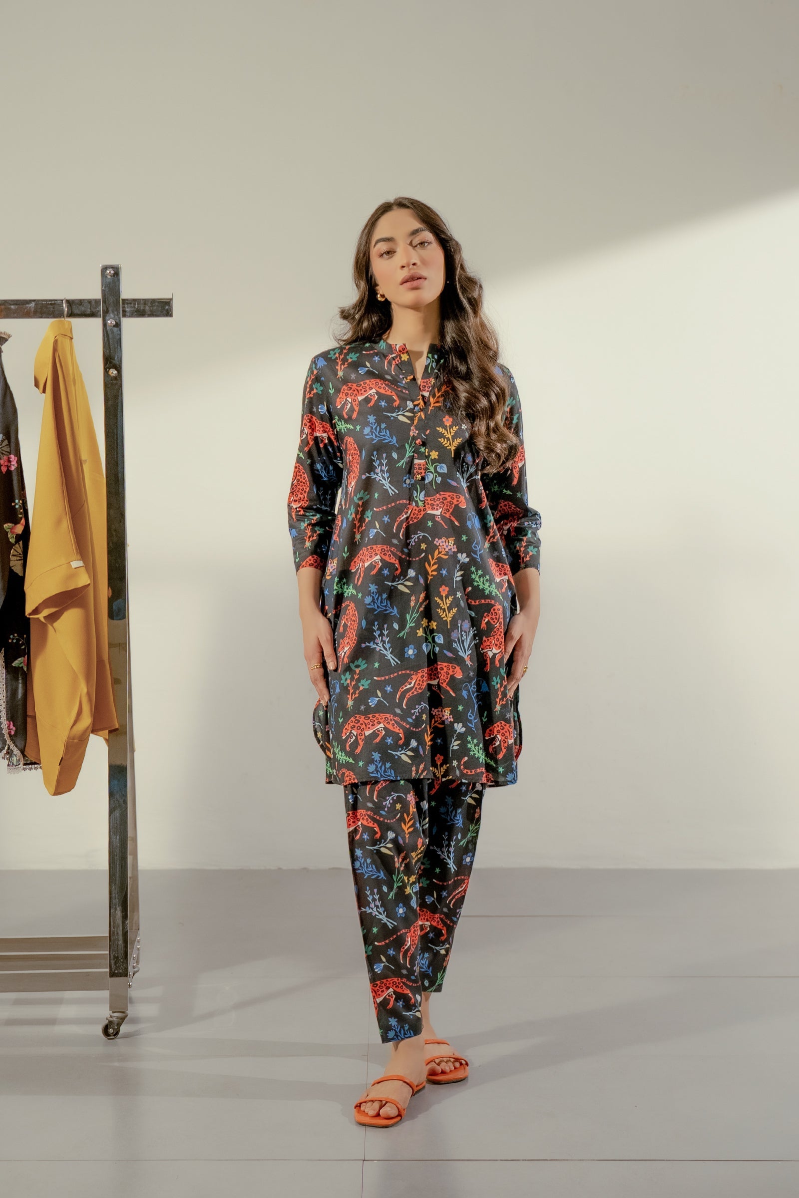 https://cdn.shopify.com/s/files/1/0568/3308/1529/files/E06854-BK0_1_5d547c72-929b-41bf-9d08-96fabad439c0.jpg?v=1762495255