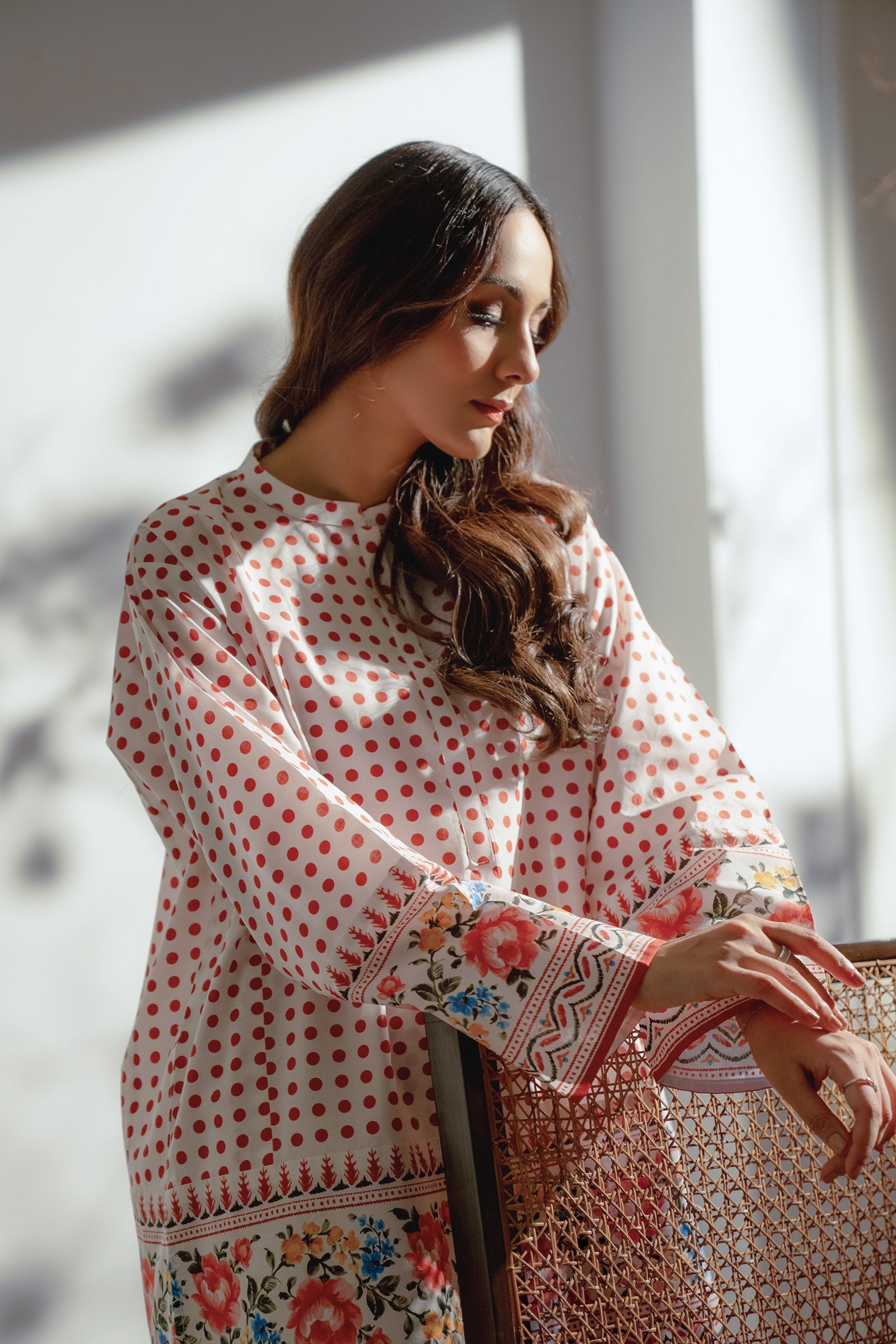https://cdn.shopify.com/s/files/1/0568/3308/1529/files/E06865-WHT-2_1_2bd7d772-acd3-4758-97ed-3dc7e2d10fdf.jpg?v=1766387778