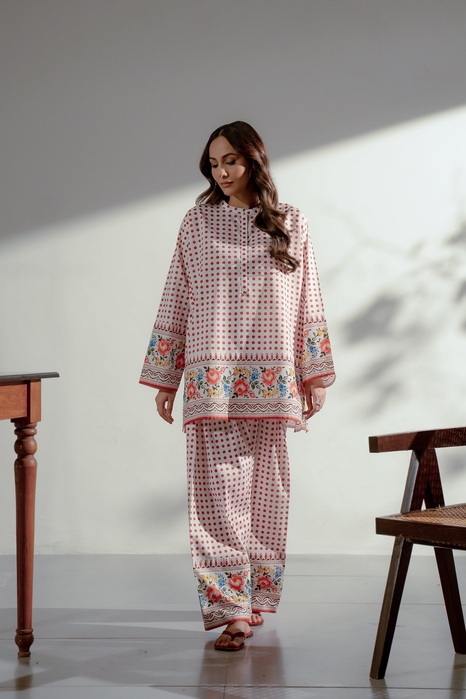https://cdn.shopify.com/s/files/1/0568/3308/1529/files/E06865-WHT_1_f0e4757c-10ec-40cc-9dff-0bb93ab297e9.jpg?v=1766387778