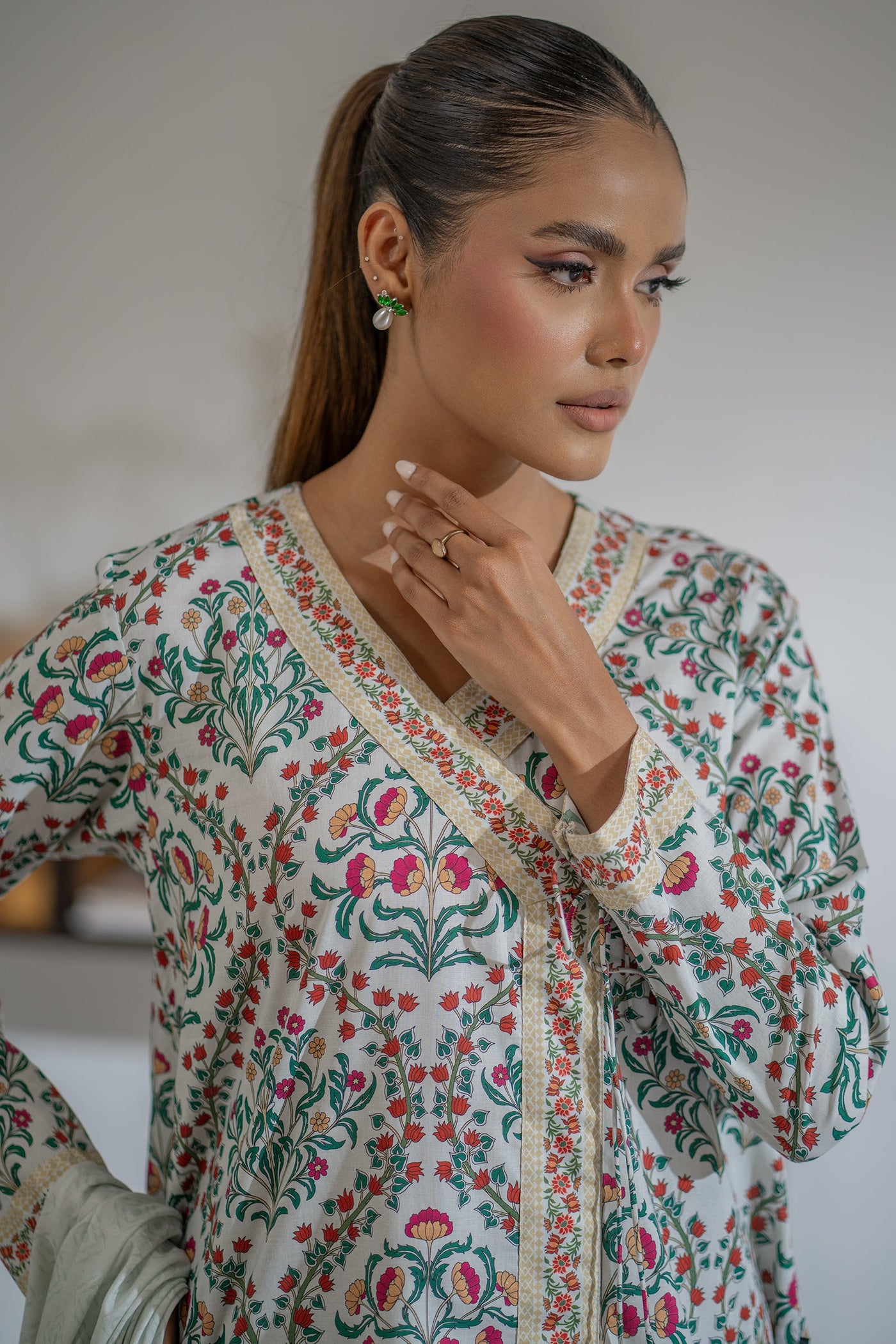https://cdn.shopify.com/s/files/1/0568/3308/1529/files/E06901-WHT-2.jpg?v=1754978782