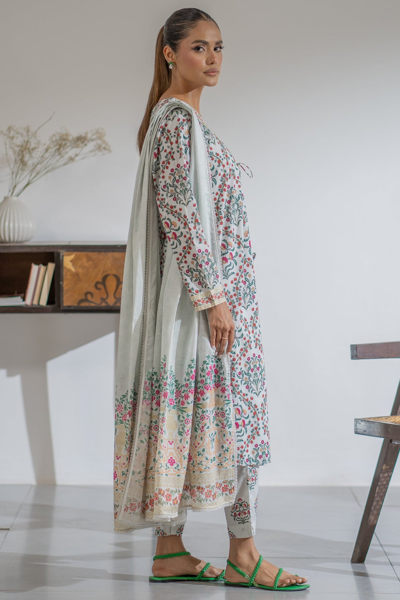 https://cdn.shopify.com/s/files/1/0568/3308/1529/files/E06901-WHT-3.jpg?v=1754978781