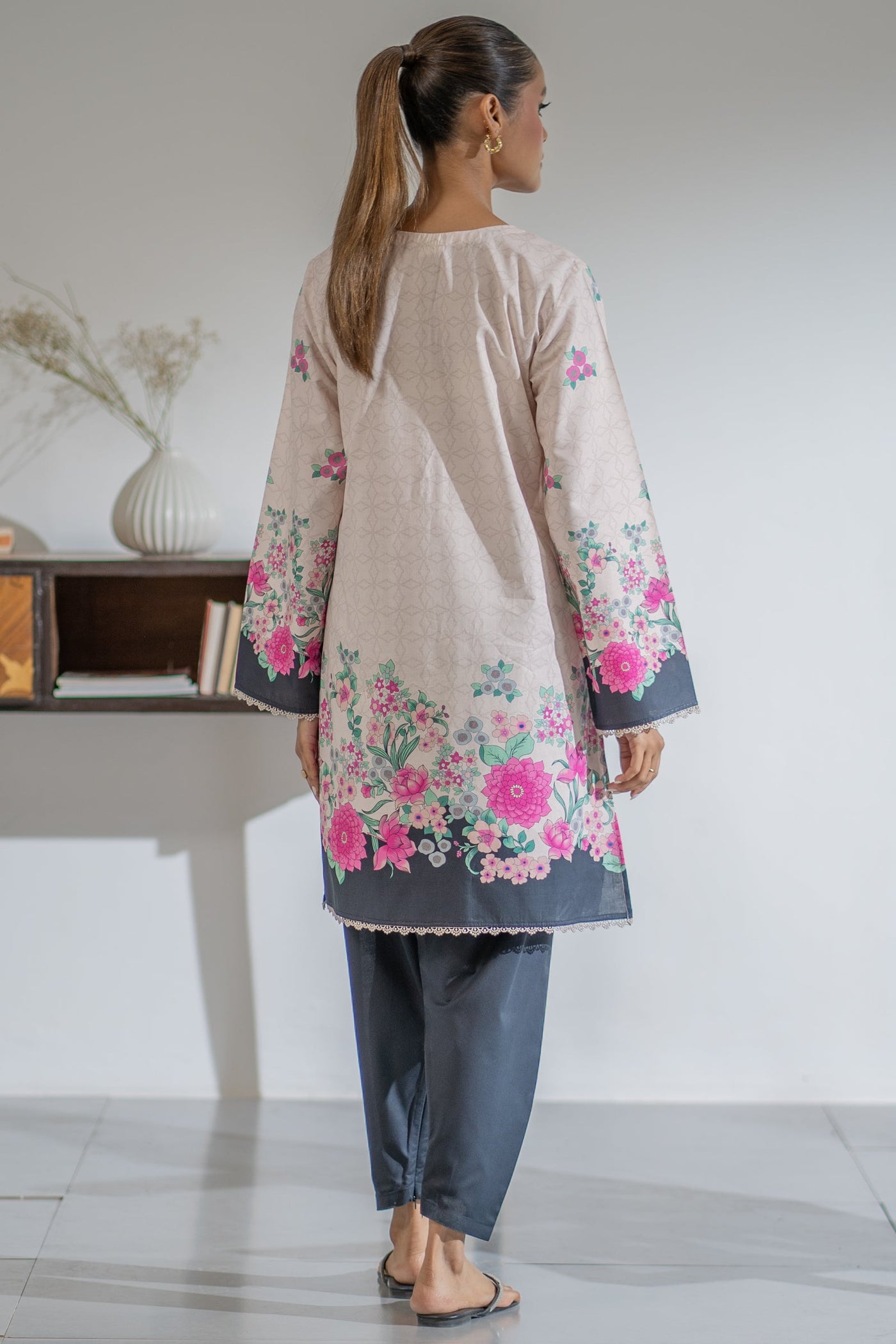 https://cdn.shopify.com/s/files/1/0568/3308/1529/files/E06904-BG0-4.jpg?v=1754978893