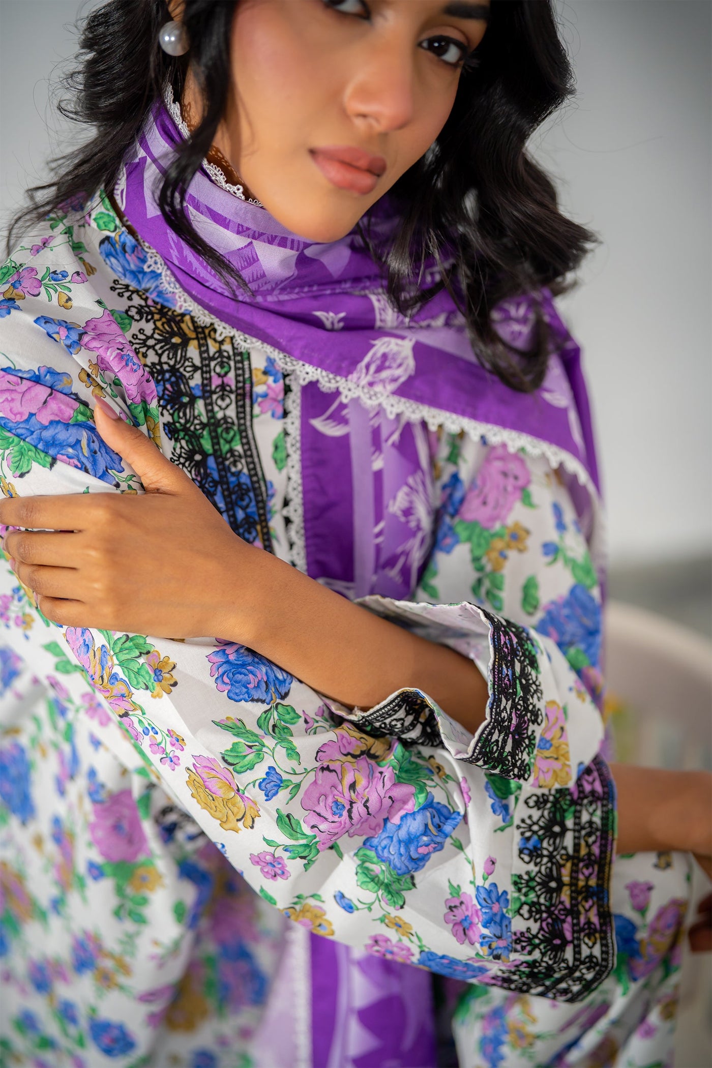https://cdn.shopify.com/s/files/1/0568/3308/1529/files/E06947-WHT-4.jpg?v=1769061461