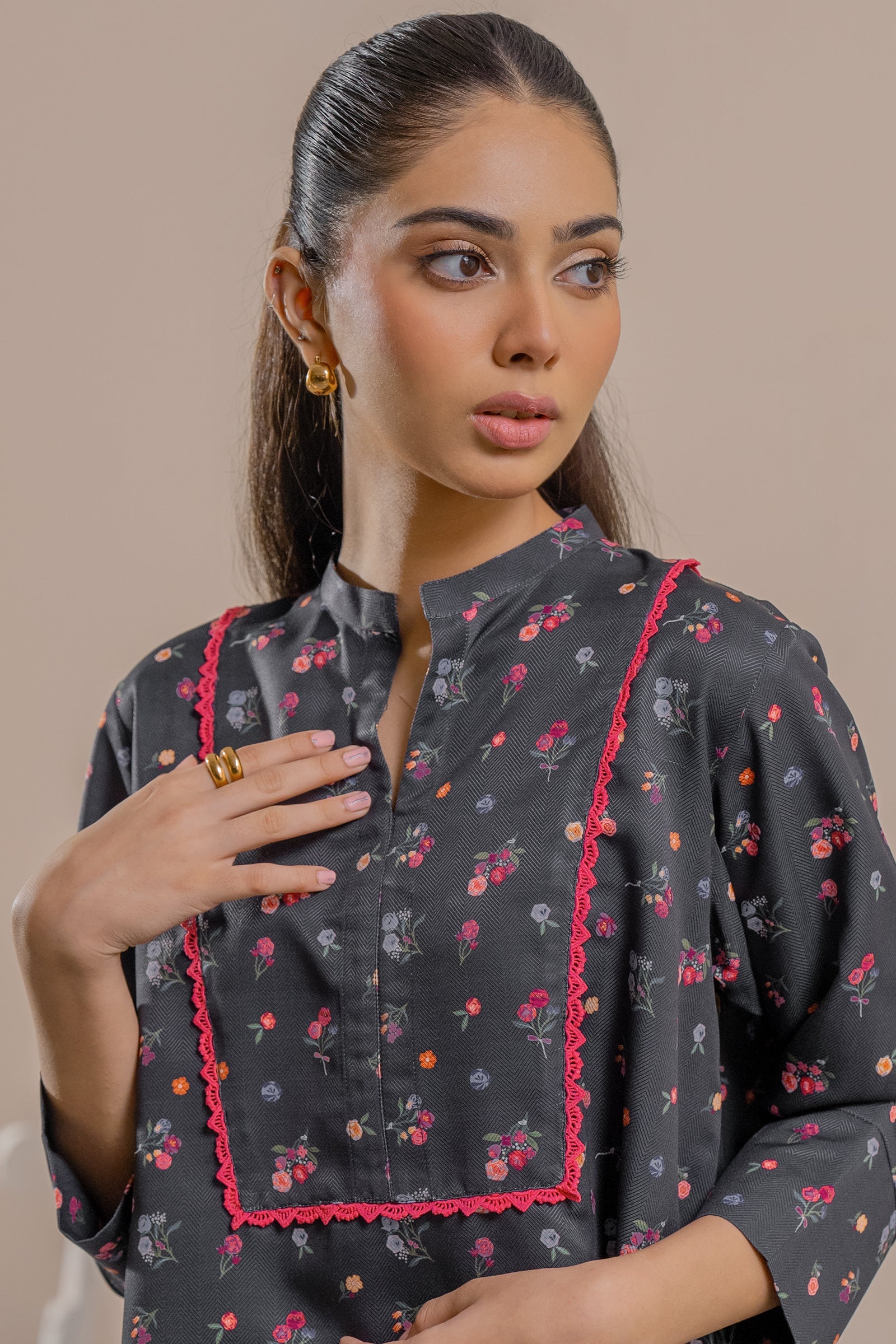 https://cdn.shopify.com/s/files/1/0568/3308/1529/files/E06963-BK0-2.jpg?v=1764752017