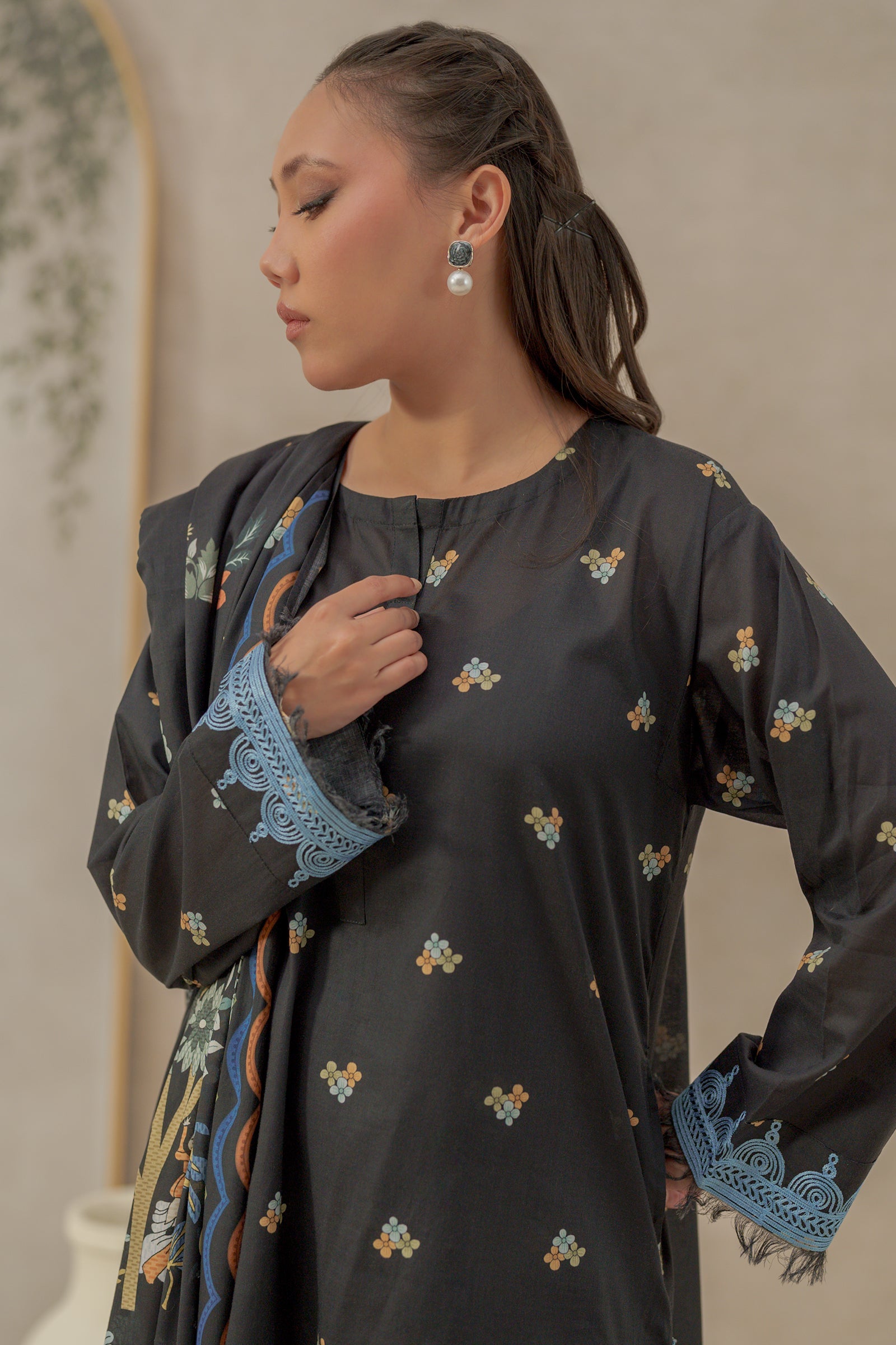 https://cdn.shopify.com/s/files/1/0568/3308/1529/files/E07080--BK0_1.jpg?v=1778856804