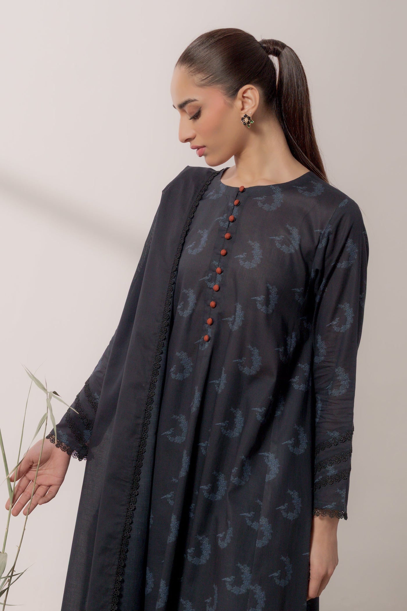 https://cdn.shopify.com/s/files/1/0568/3308/1529/files/E07086-BL0-4.jpg?v=1773311072