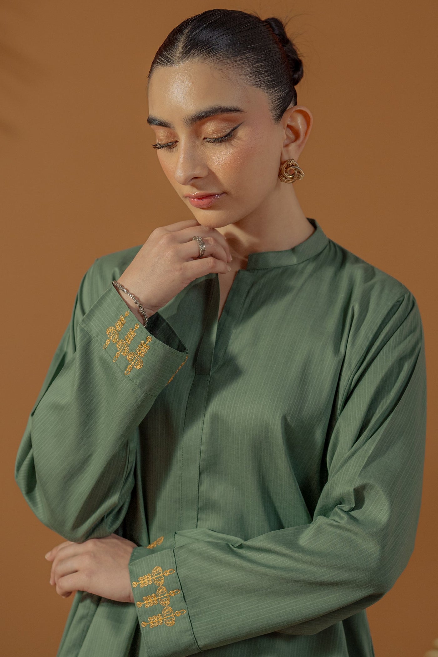 https://cdn.shopify.com/s/files/1/0568/3308/1529/files/E07098-GN0_4.jpg?v=1776859998
