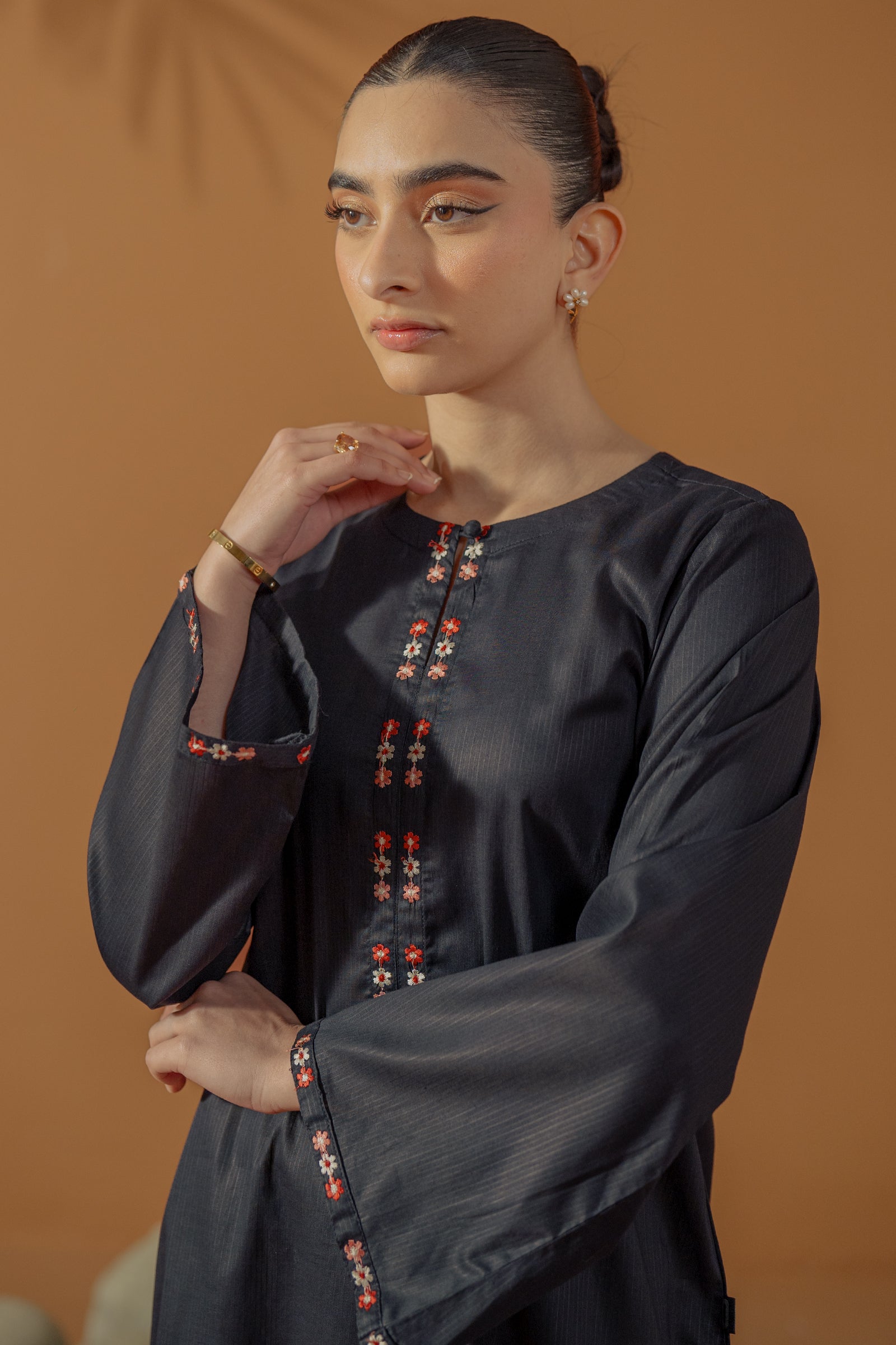 https://cdn.shopify.com/s/files/1/0568/3308/1529/files/E07099-BK0_3.jpg?v=1776860442